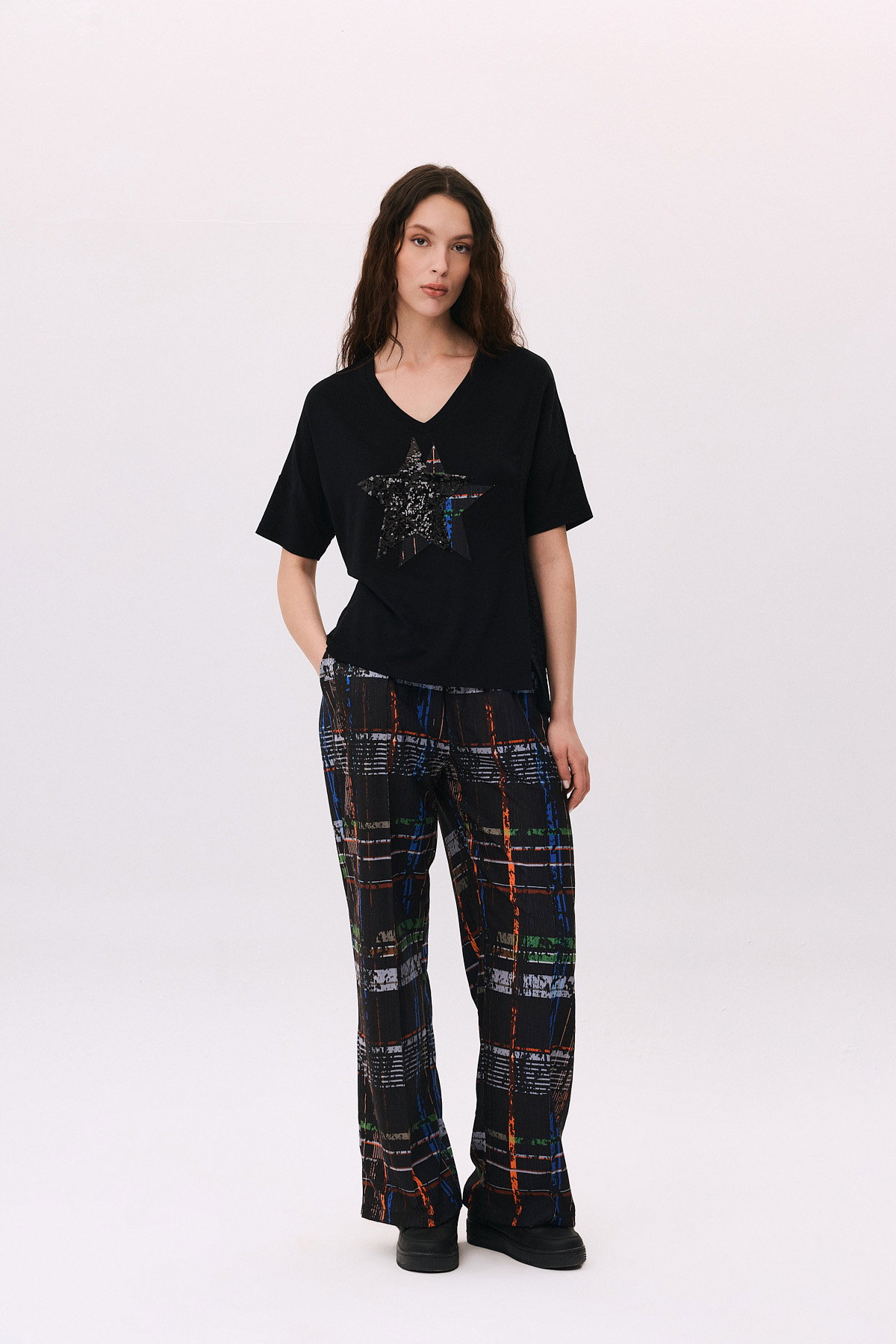 Daido Kadın V Yaka Pul Detaylı ve Desenli Kısa Kol T-Shirt 6235 Siyah - 2