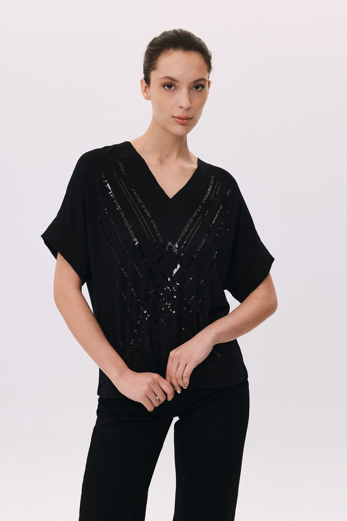 Daido Kadın V Yaka Pul İşlemeli Kısa Kollu Bluz 6212 Siyah - 1