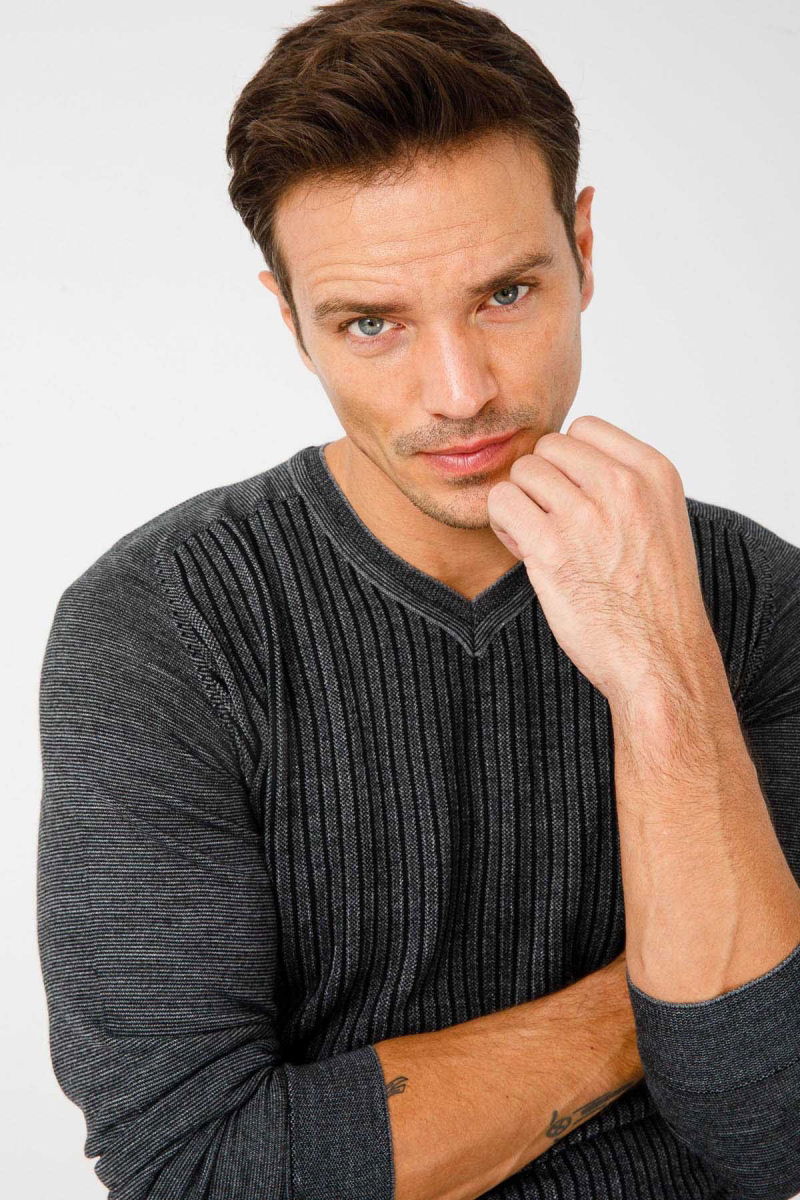 Desen Triko Erkek Önü Çizgili V Yaka Triko Kazak 02421501 Füme - Desen Triko