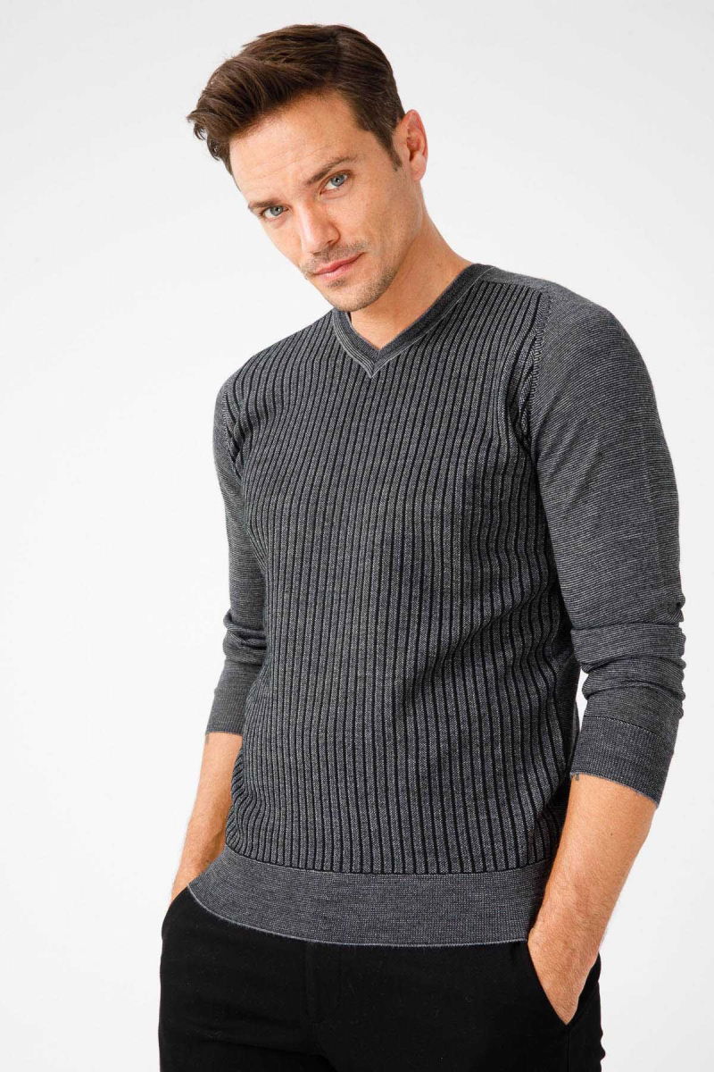 Desen Triko Erkek Önü Çizgili V Yaka Triko Kazak 02421501 Füme - 2