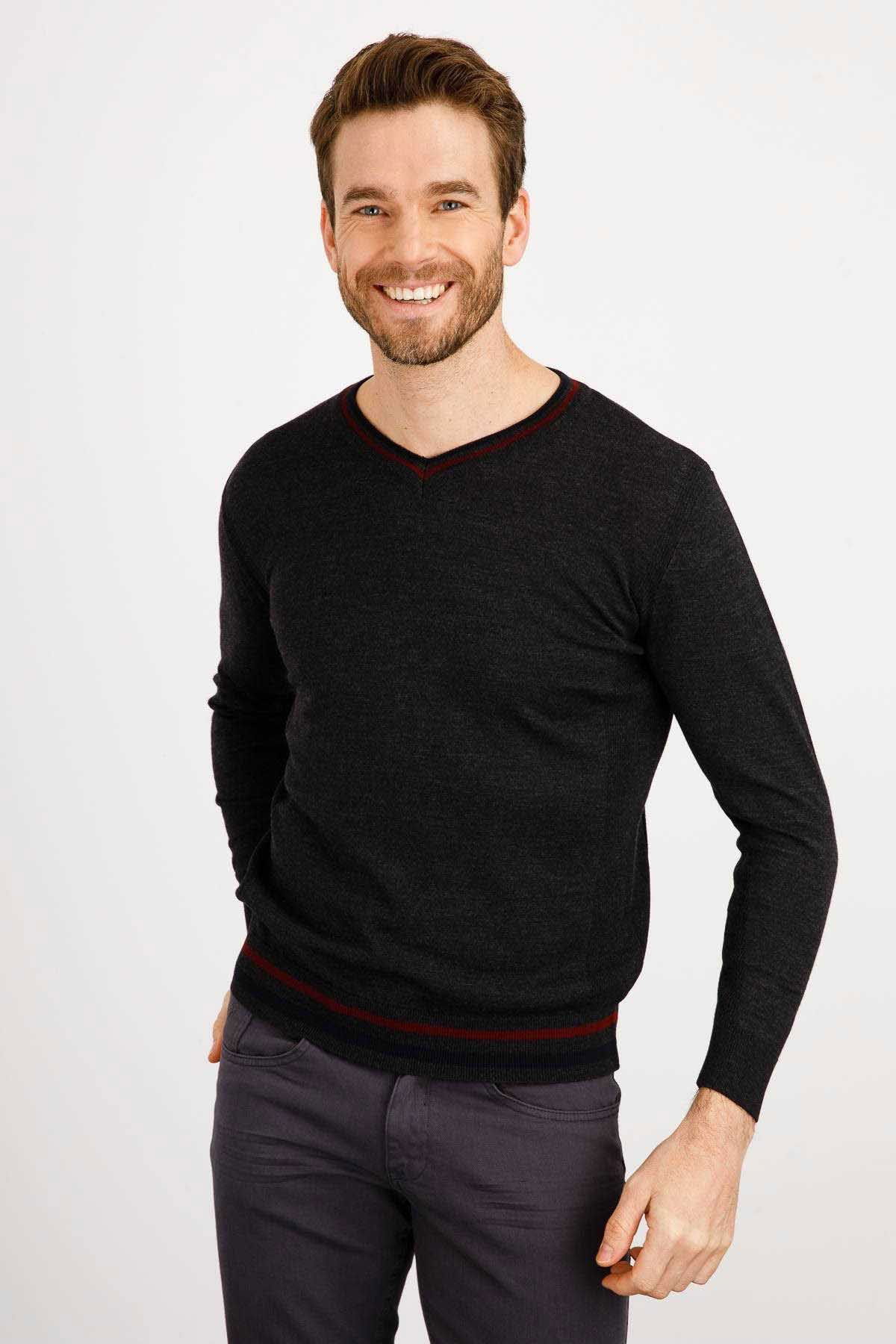 Desen Triko Erkek Yaka Kenarı Çizgili V Yaka Yün Kazak 02421613 K.Füme - 1