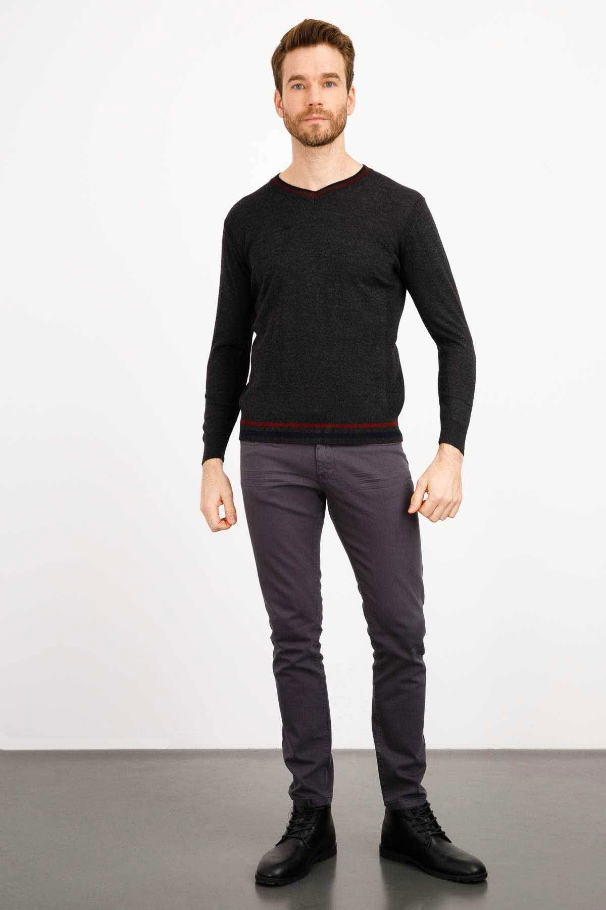 Desen Triko Erkek Yaka Kenarı Çizgili V Yaka Yün Kazak 02421613 K.Füme - 2