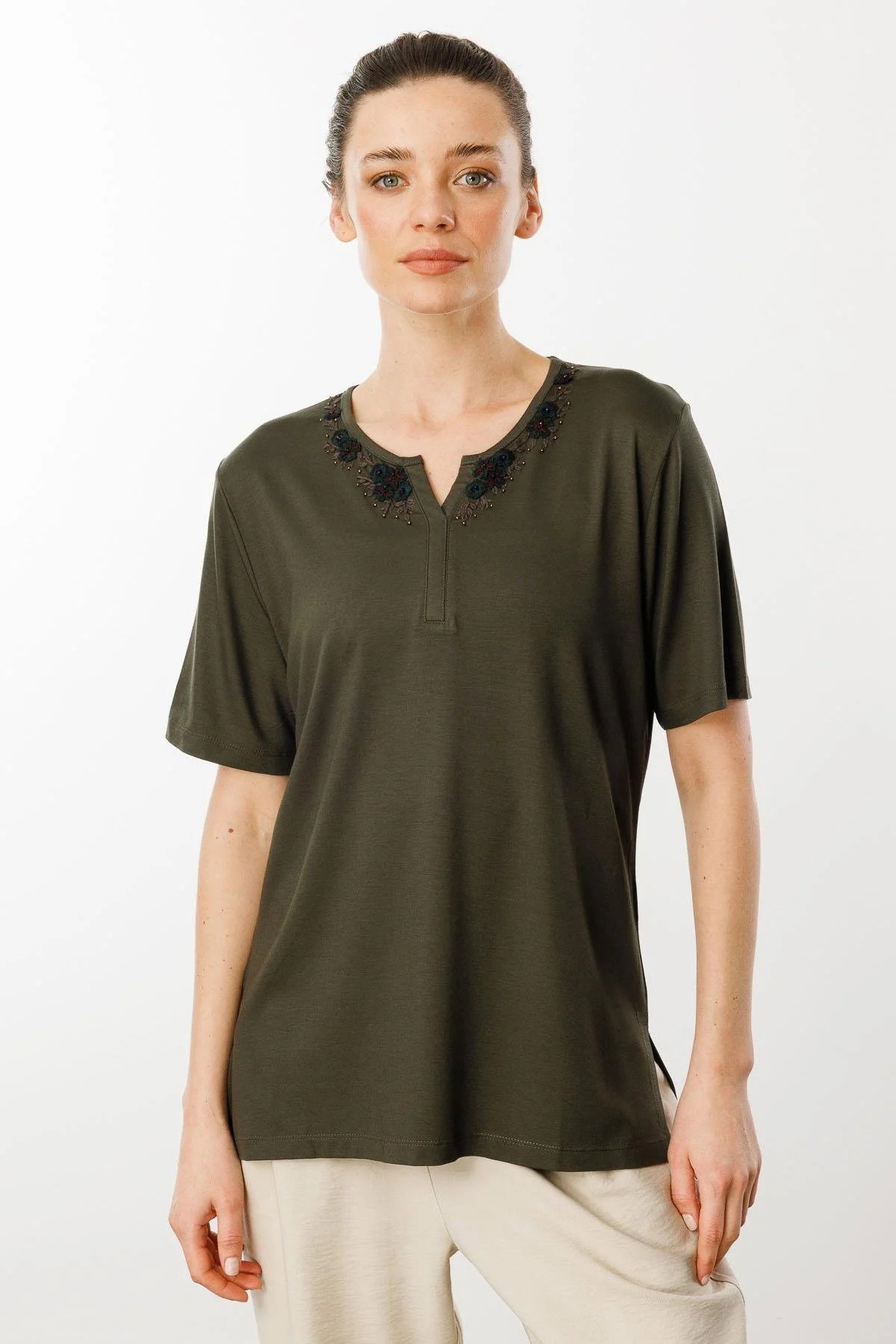Desen Triko Kadın Açma Yaka Dantel Çiçek İşlemeli Penye T-Shirt 24751 Haki - 1