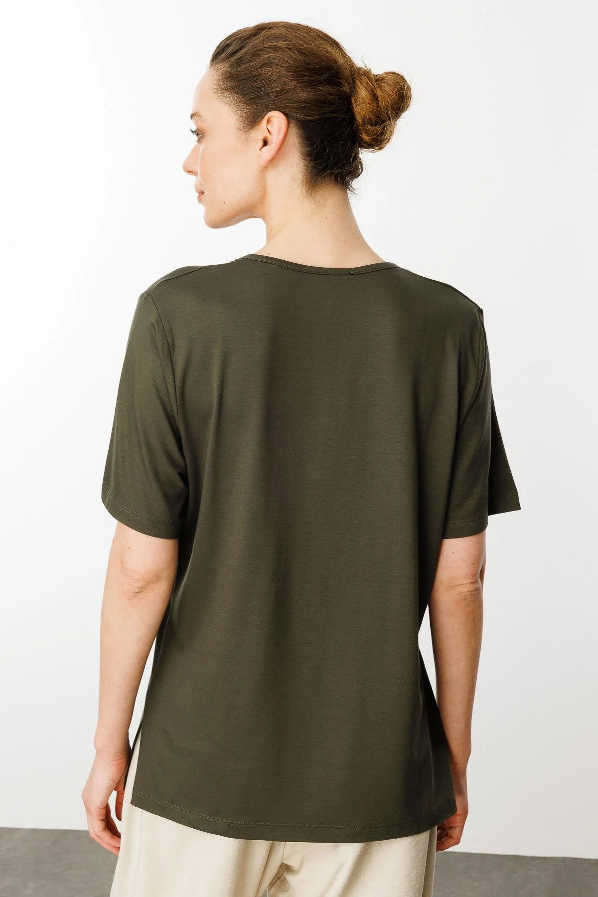 Desen Triko Kadın Açma Yaka Dantel Çiçek İşlemeli Penye T-Shirt 24751 Haki - 4