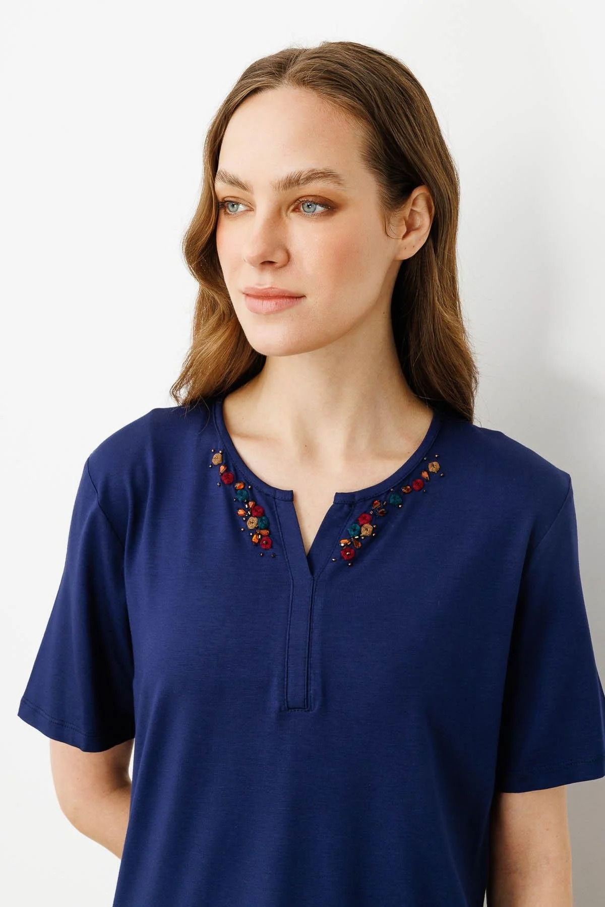 Desen Triko Kadın Açma Yaka Nakış İşlemeli T-Shirt 25703 Lacivert - 3