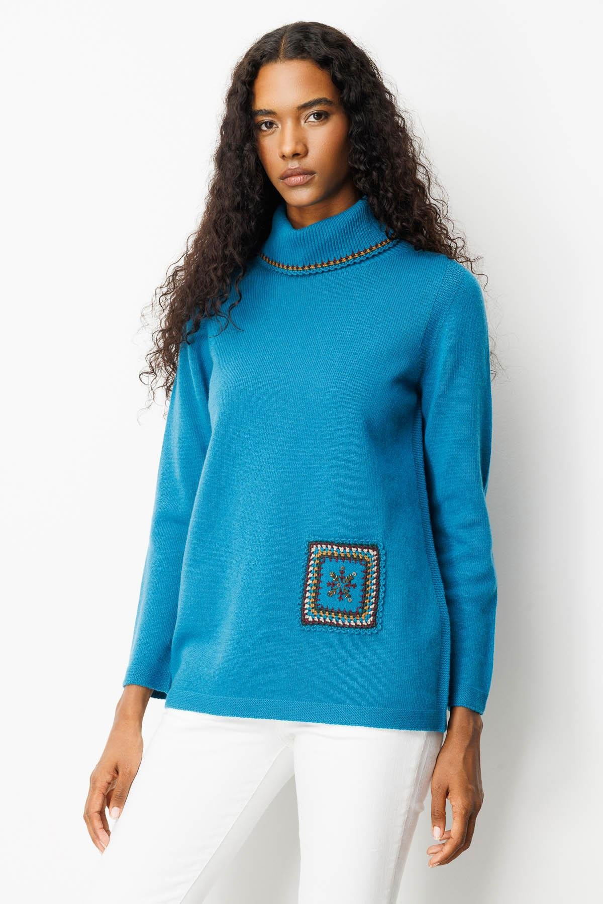 Desen Triko Kadın Degaje Yaka Cebi ve Yakası Tığlamalı Yün Kazak 25202 A. Petrol - 1