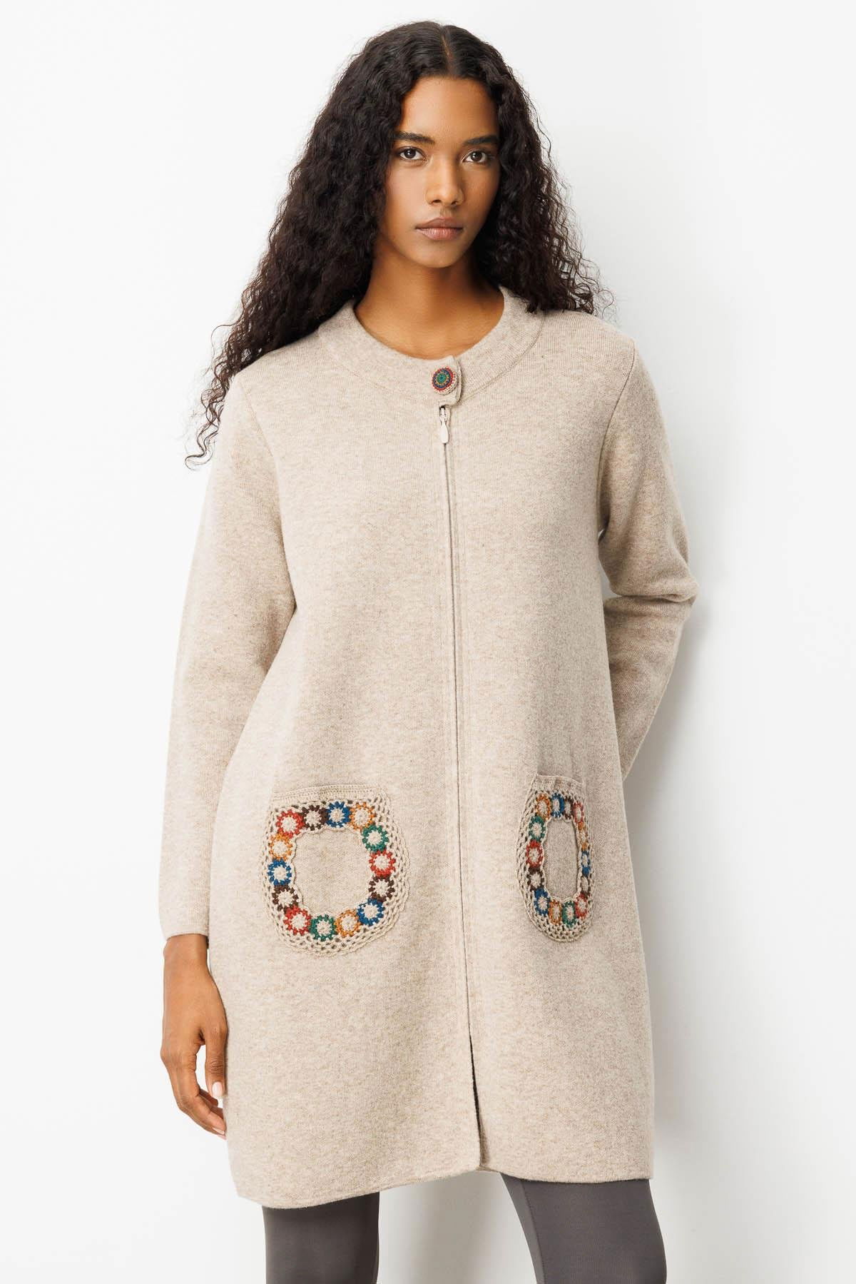 Desen Triko Kadın Dik Yaka Cebi Tığlamalı Uzun Yün Kaban 25023 K. Bej - 1