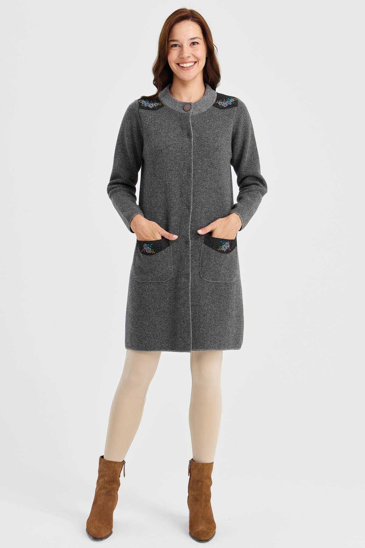 Desen Triko Kadın Dik Yaka Omzu ve Cebi İşlemeli Uzun Yün Kaban 23007 Füme - 2