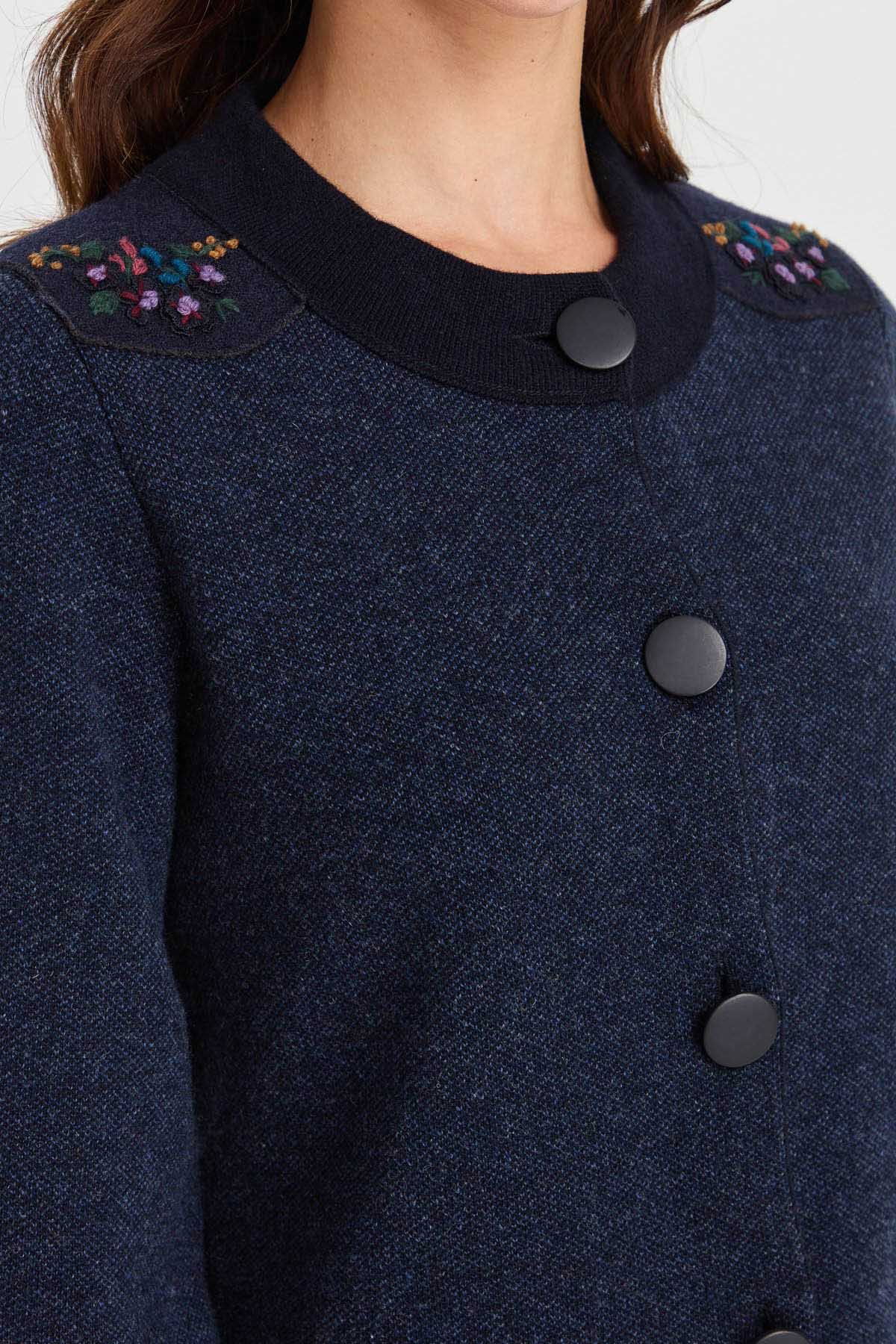 Desen Triko Kadın Dik Yaka Omzu ve Kolu Keçe İşlemeli Yün Ceket 23006 Koyu Lacivert - 3