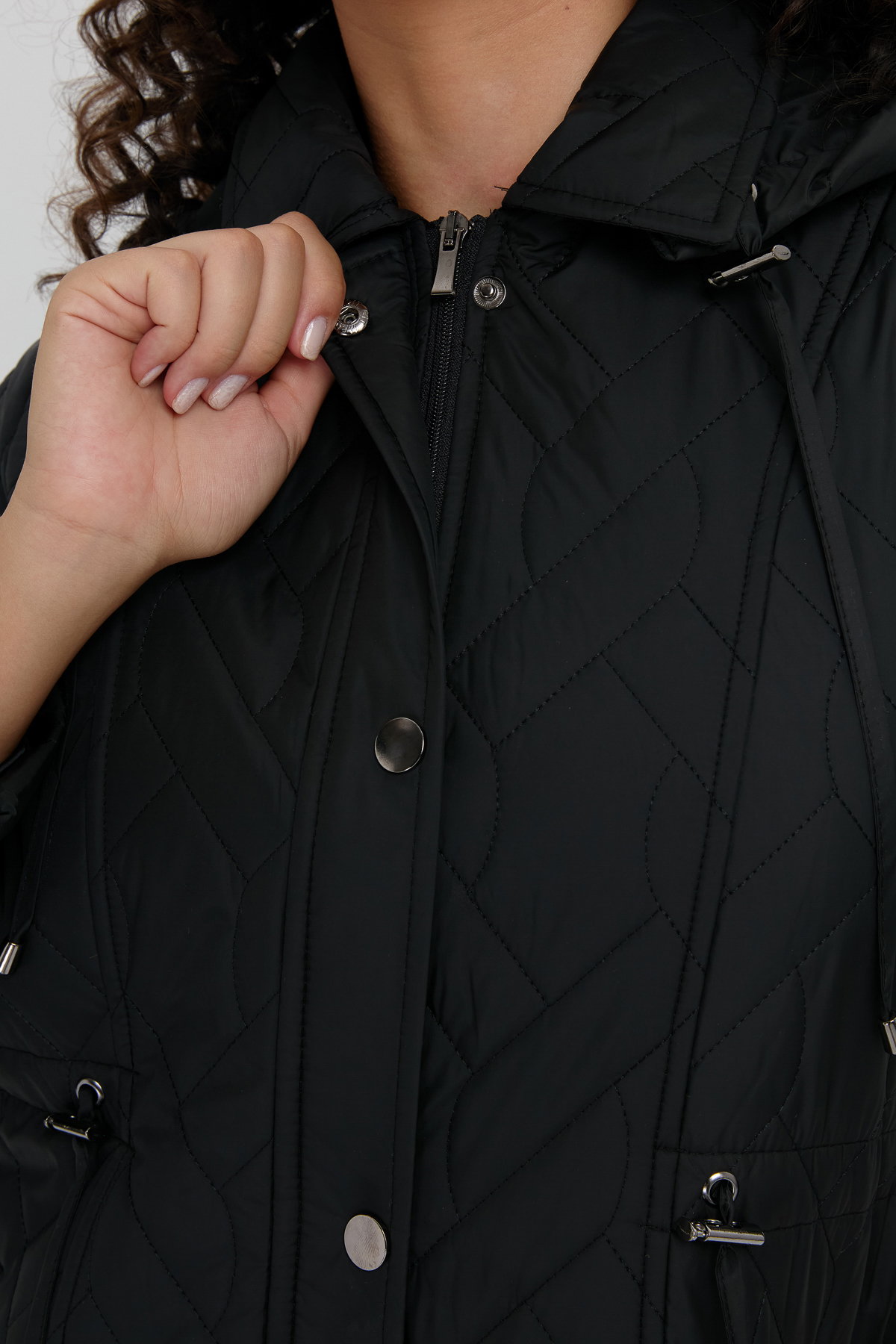 Desen Triko Kadın Kapüşonlu Beli Bağcıklı Kısa Kapitone Mont Siyah - 3