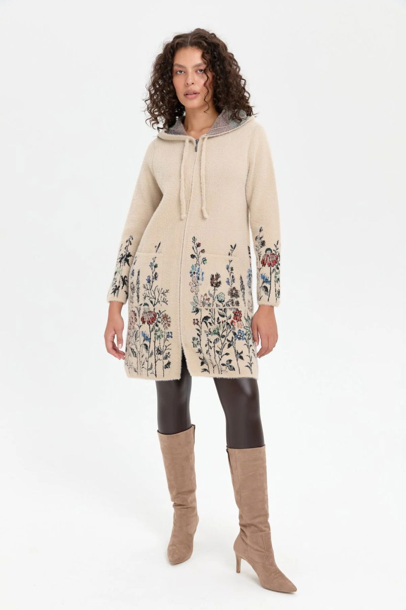 Desen Triko Kadın Kapüşonlu Eteği ve Kolu Kır Çiçeği Desenli Uzun Kaban 24007 Bej - Desen Triko