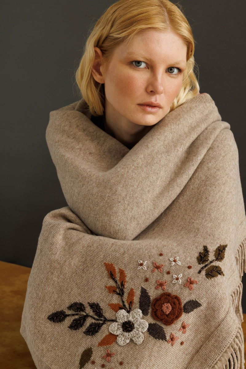 Desen Triko Kadın Papatya İşlemeli Püsküllü Yün Şal 24028 K. Bej - Desen Triko