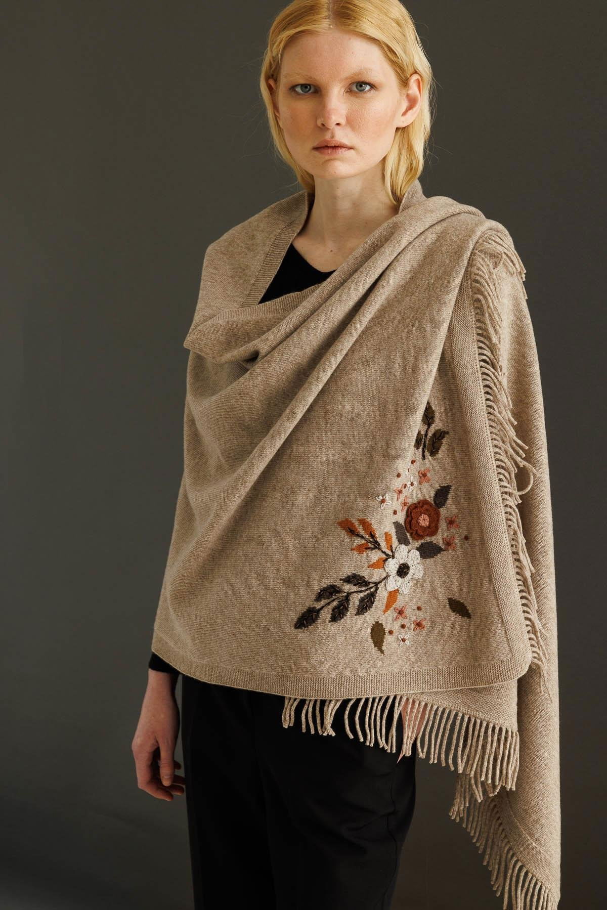 Desen Triko Kadın Papatya İşlemeli Püsküllü Yün Şal 24028 K. Bej - 2