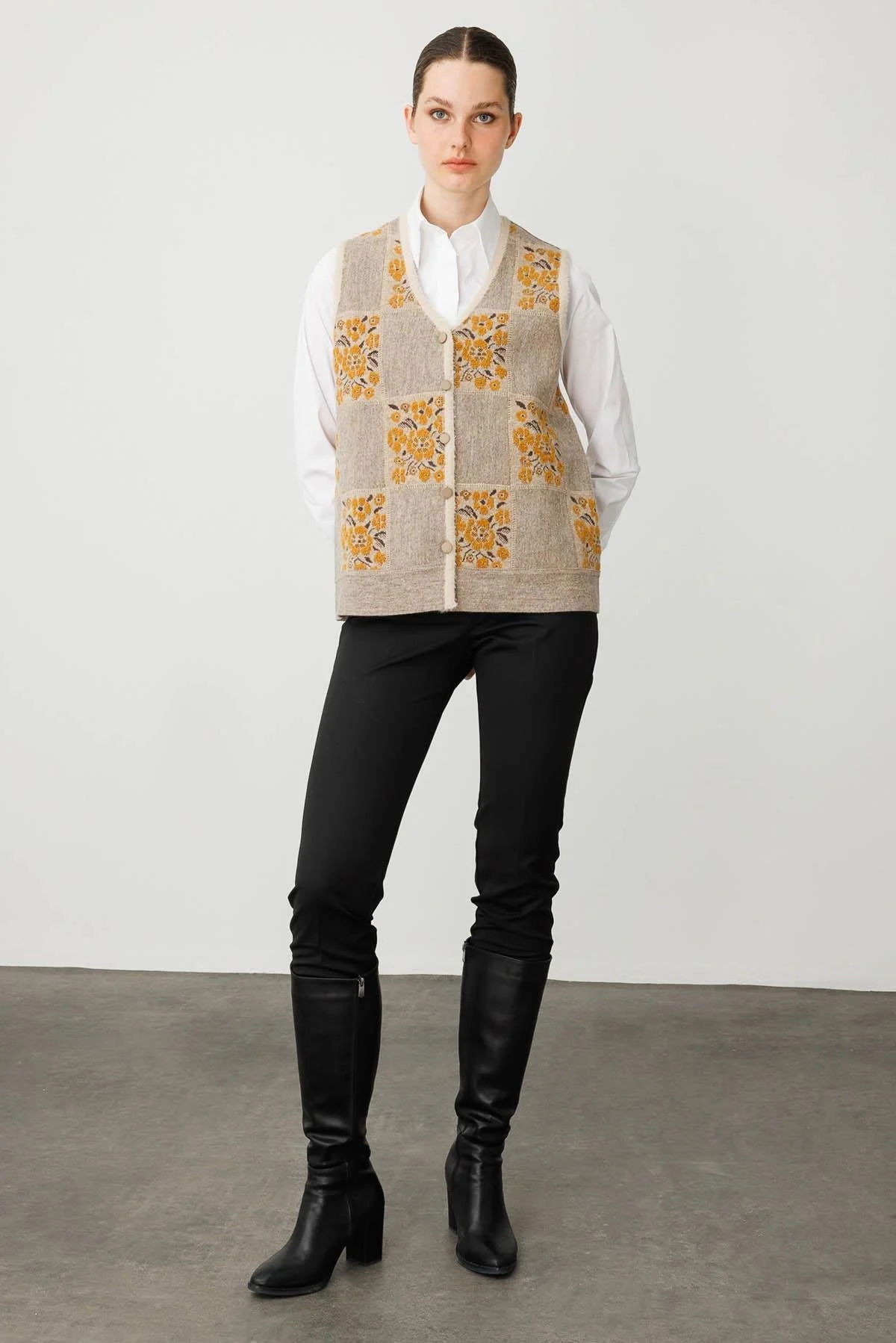 Desen Triko Kadın Pıtırcık Çiçekli Patchwork Keçe Yün Yelek 24084 Bej-Hardal - 2