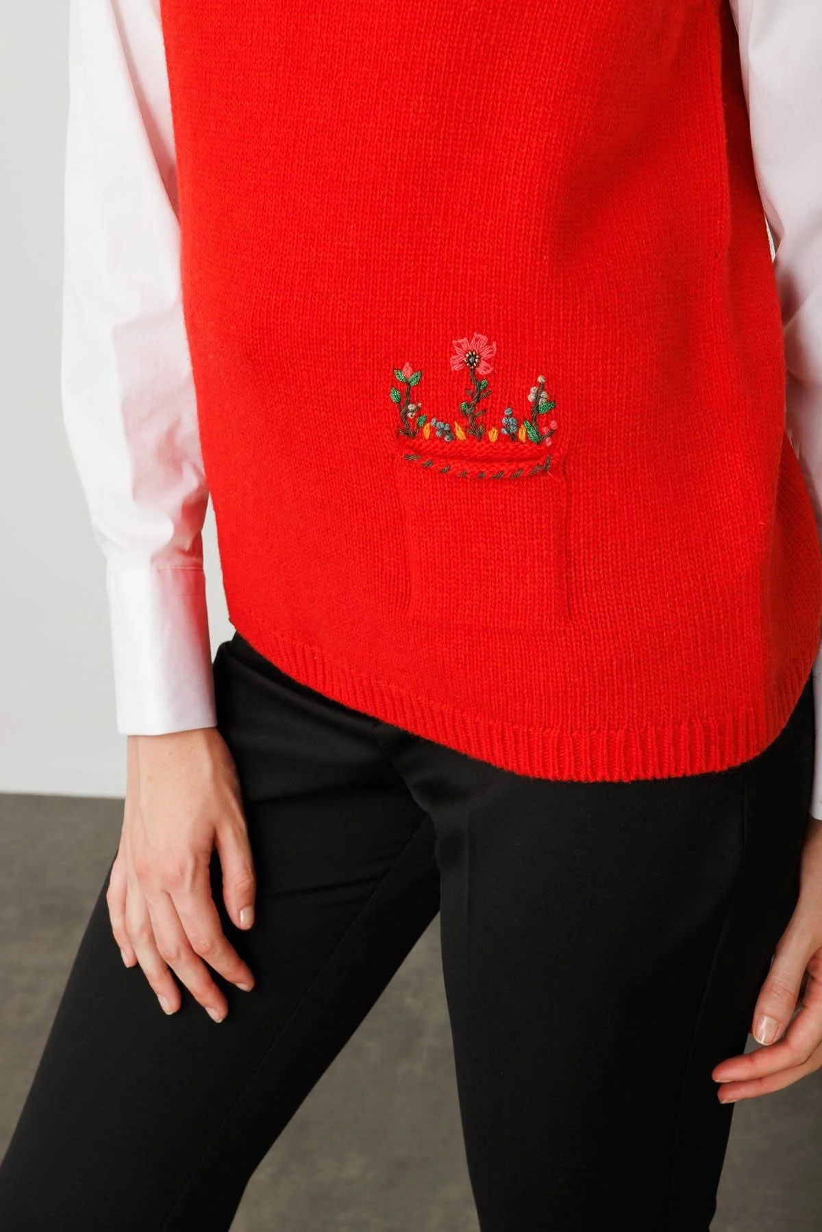 Desen Triko Kadın Sıfır Yaka Cep Üstü Çiçek Nakışlı Yün Süveter 25180 Mercan - 4