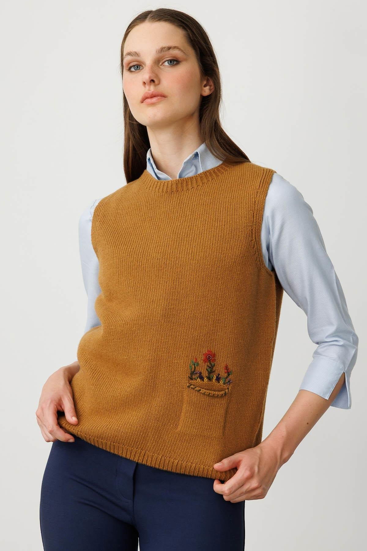 Desen Triko Kadın Sıfır Yaka Cep Üstü Çiçek Nakışlı Yün Süveter 25180 Taba - 1