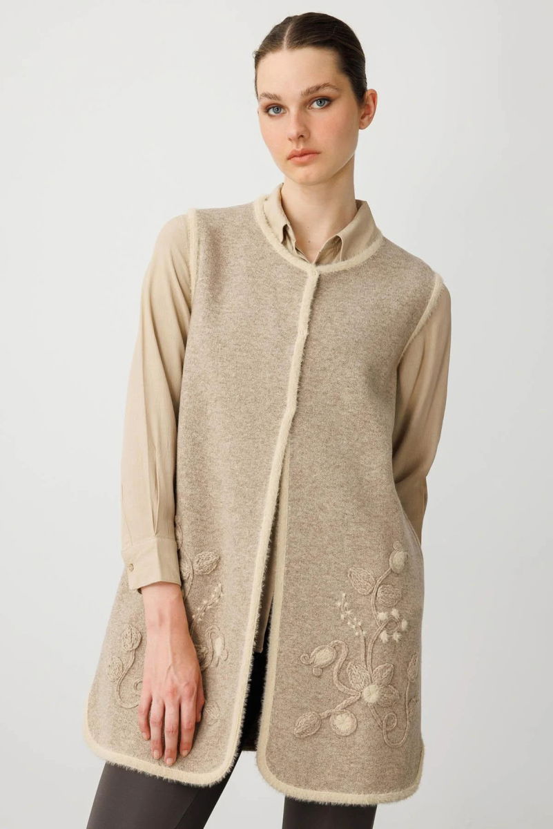Desen Triko Kadın Sıfır Yaka Çiçekli Uzun Yün Yelek 25014 K. Bej - Desen Triko