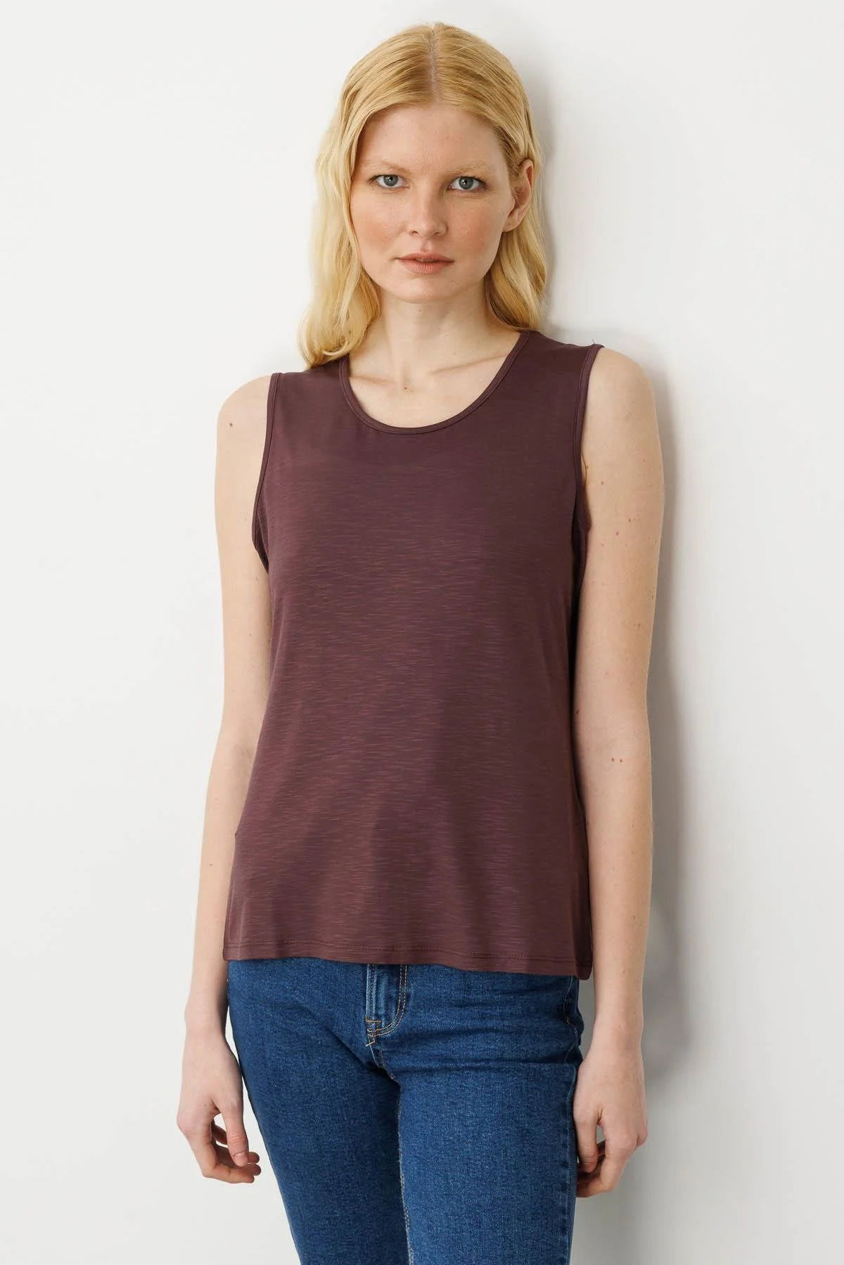 Desen Triko Kadın Sıfır Yaka Flamlı Kumaş Basic Askılı T-Shirt 24086 Kahverengi - 1