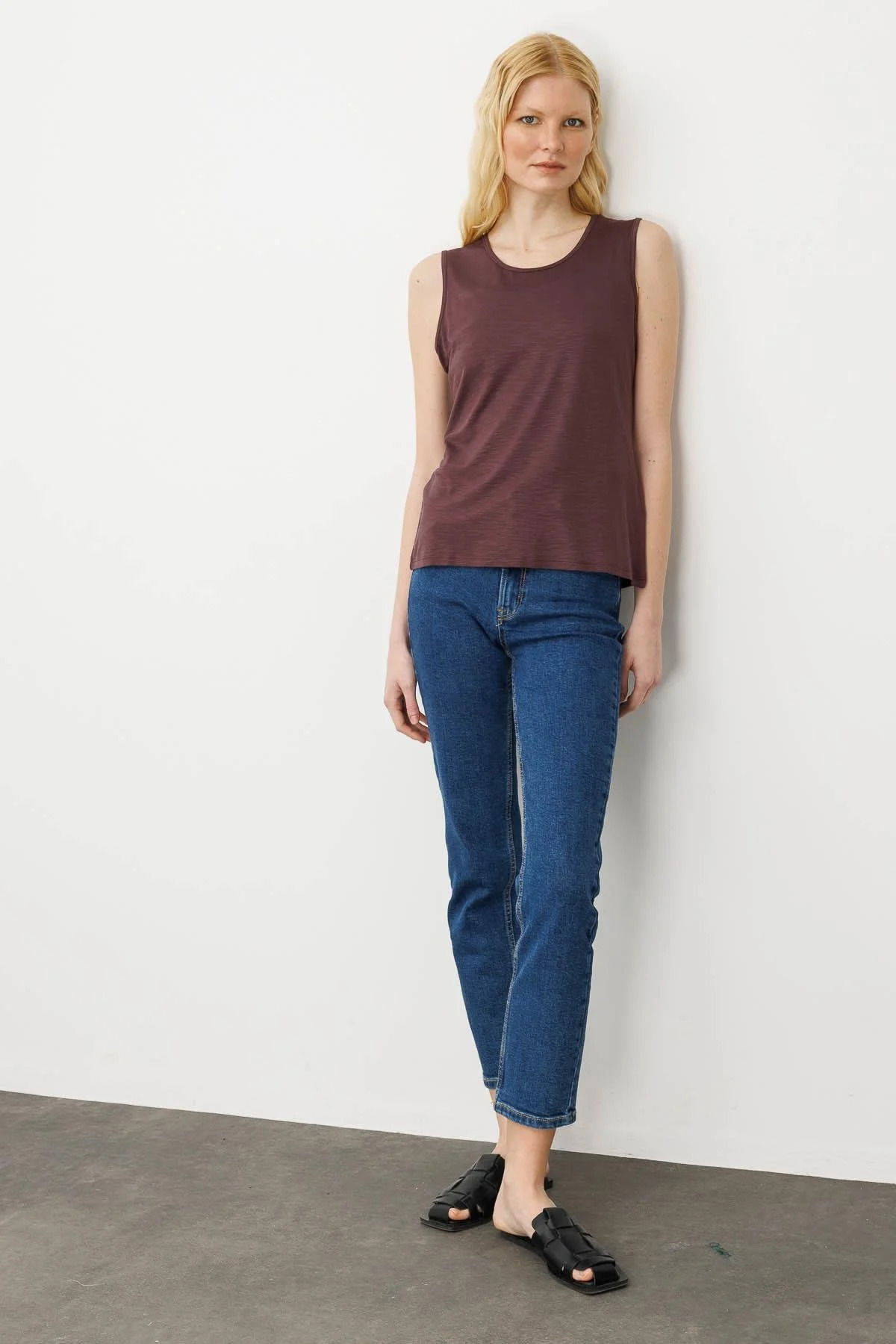 Desen Triko Kadın Sıfır Yaka Flamlı Kumaş Basic Askılı T-Shirt 24086 Kahverengi - 2