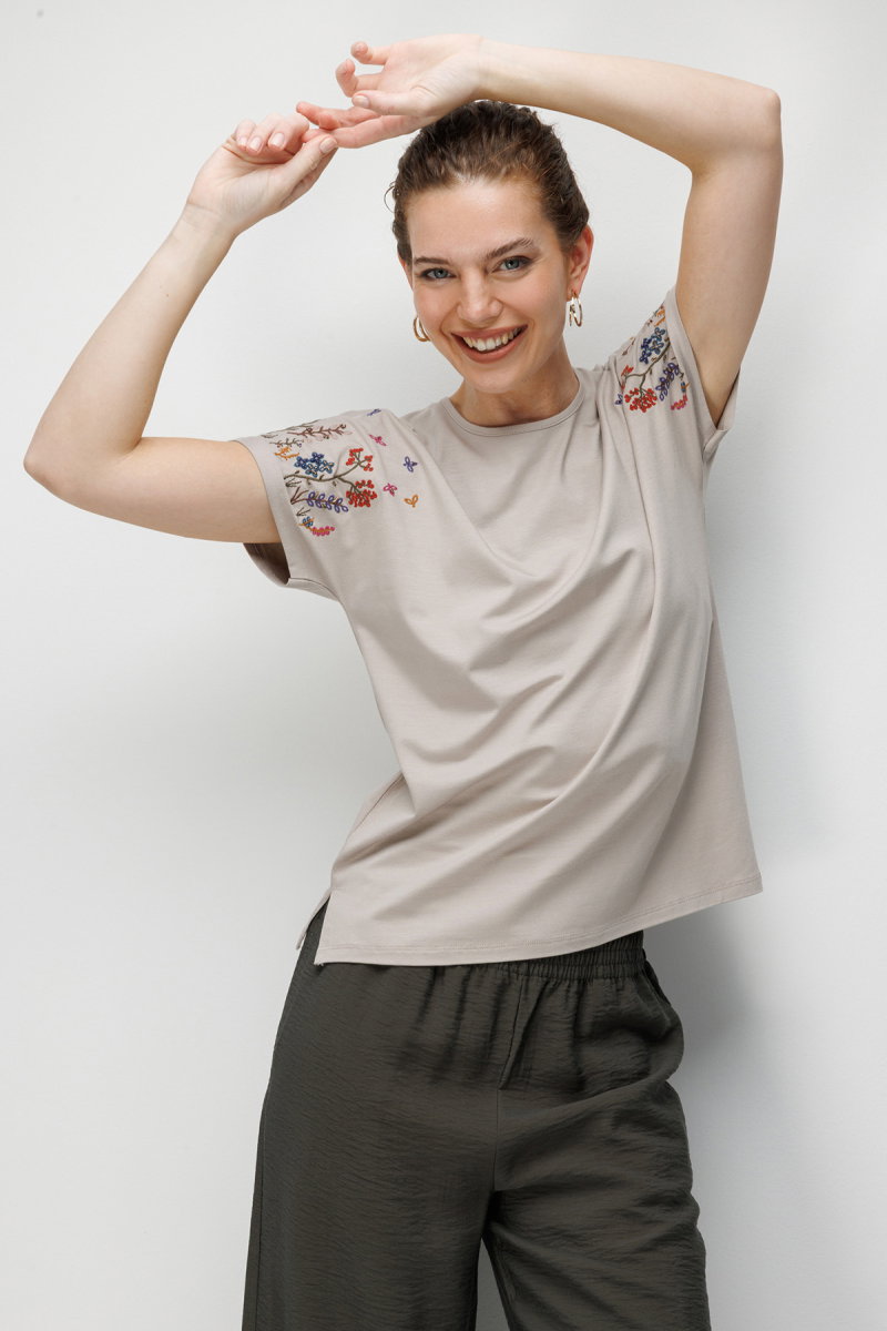 Desen Triko Kadın Sıfır Yaka Nakış İşlemeli Düşük Kollu Penye T-Shirt 26702 Bej - Desen Triko