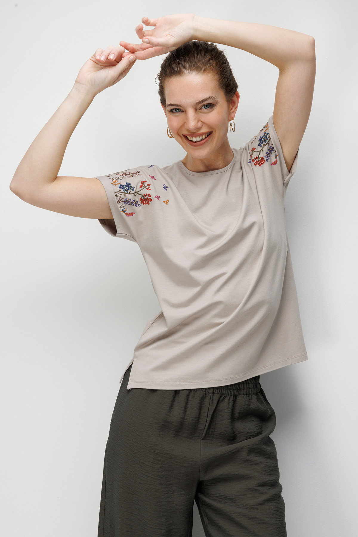 Desen Triko Kadın Sıfır Yaka Nakış İşlemeli Düşük Kollu Penye T-Shirt 26702 Bej - 1