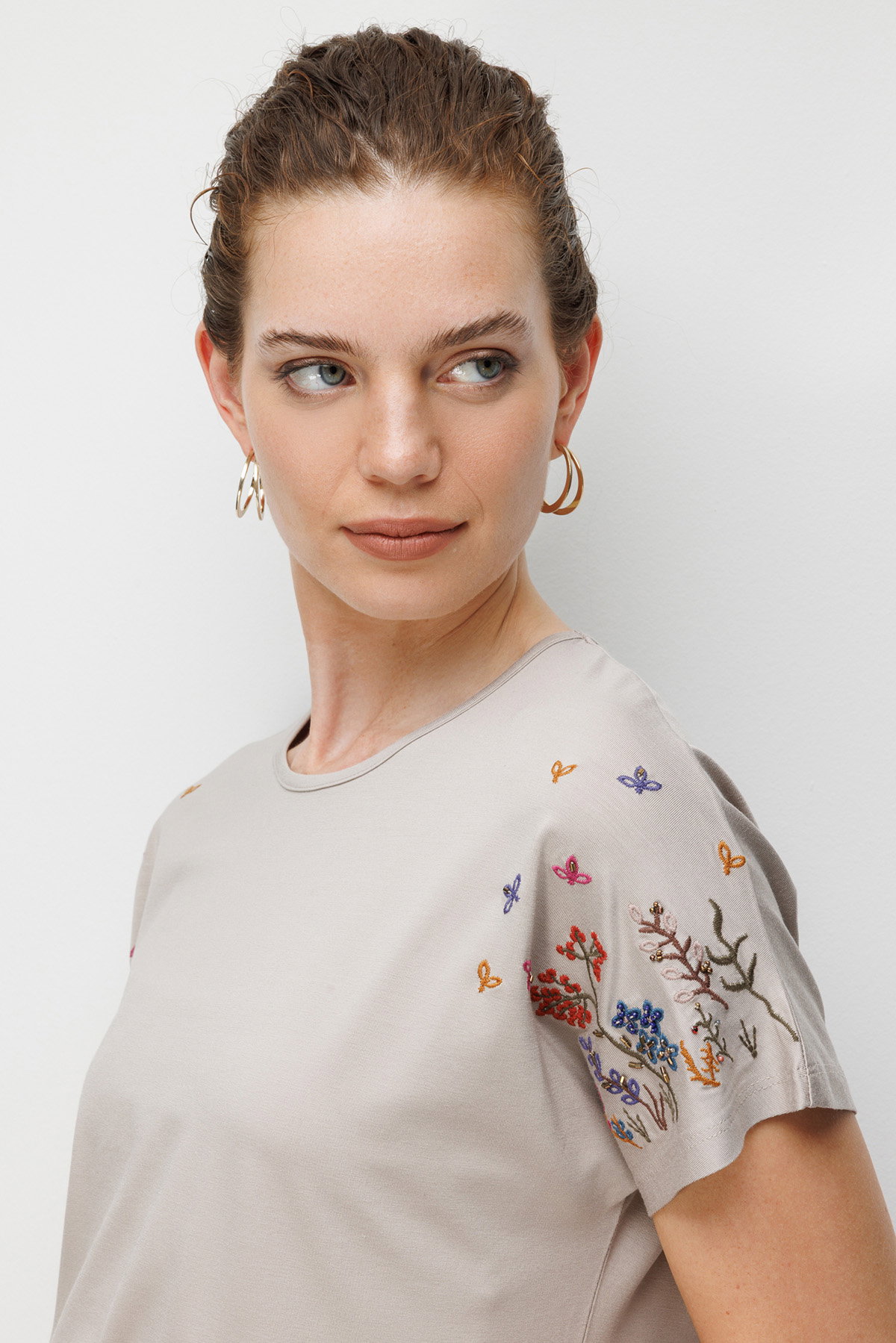 Desen Triko Kadın Sıfır Yaka Nakış İşlemeli Düşük Kollu Penye T-Shirt 26702 Bej - 2