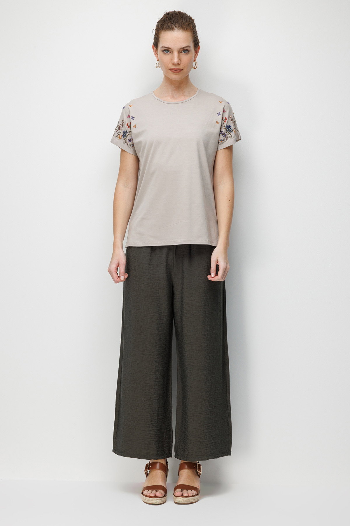 Desen Triko Kadın Sıfır Yaka Nakış İşlemeli Düşük Kollu Penye T-Shirt 26702 Bej - 3