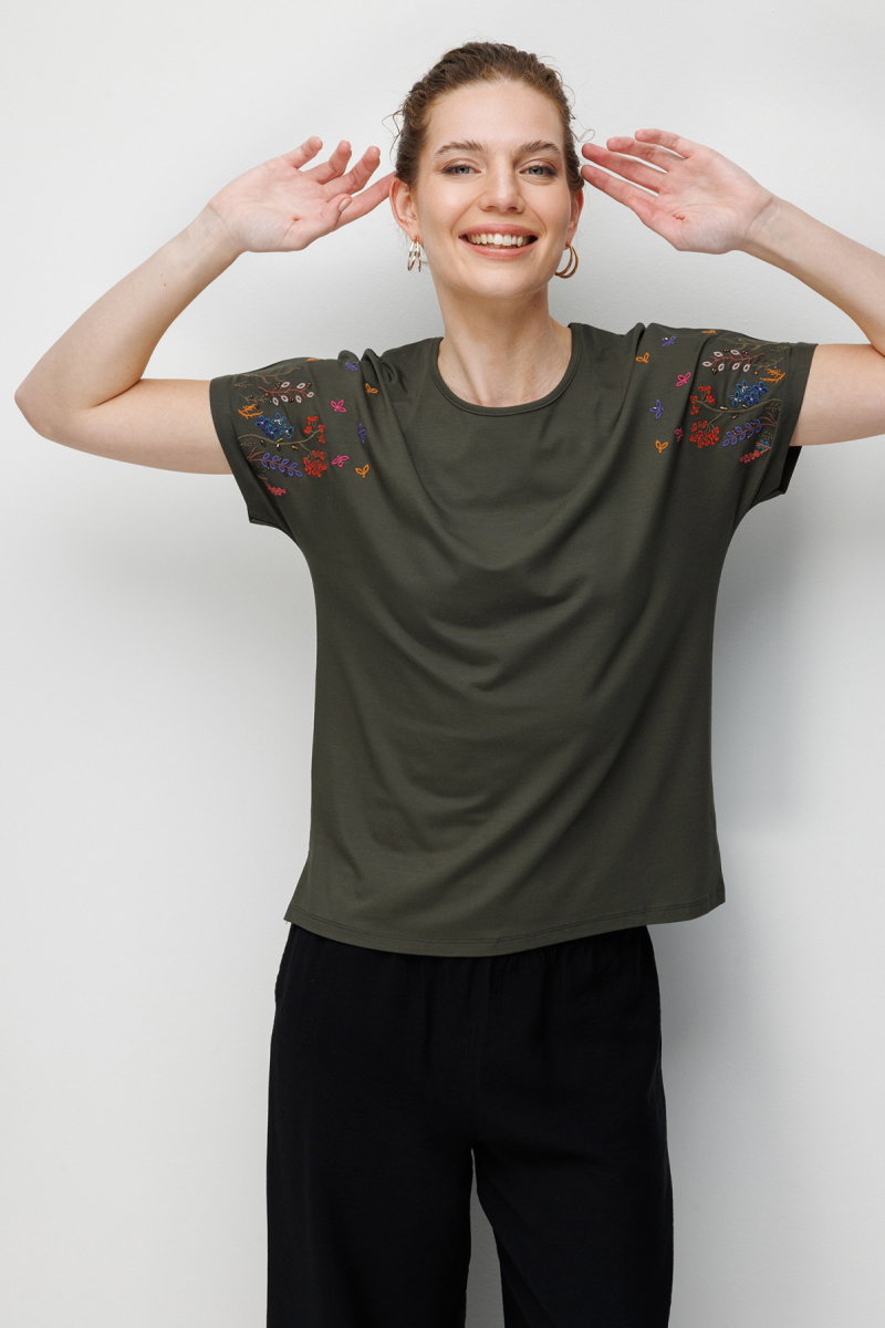 Desen Triko Kadın Sıfır Yaka Nakış İşlemeli Düşük Kollu Penye T-Shirt 26702 Haki - Desen Triko