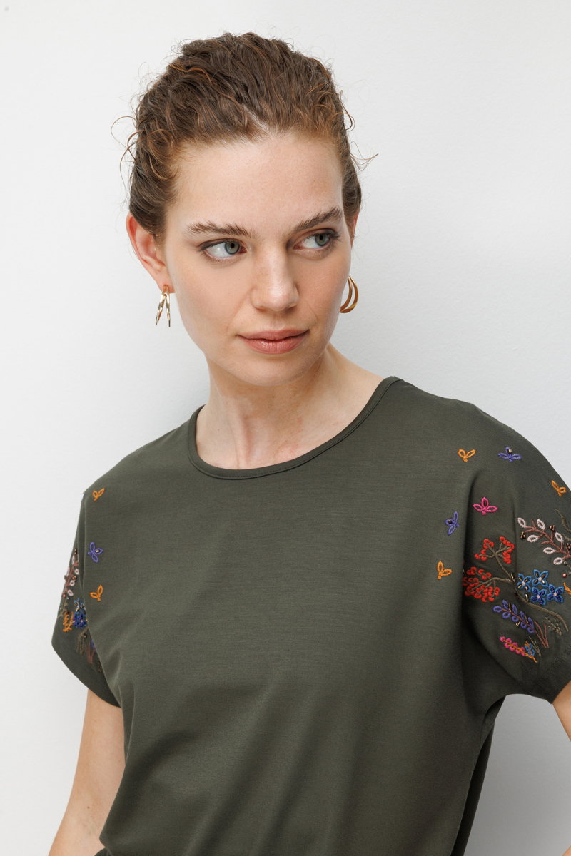 Desen Triko Kadın Sıfır Yaka Nakış İşlemeli Düşük Kollu Penye T-Shirt 26702 Haki - 2