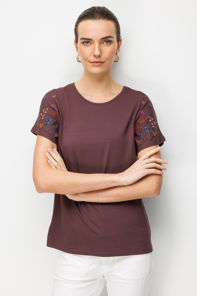 Desen Triko Kadın Sıfır Yaka Nakış İşlemeli Düşük Kollu Penye T-Shirt 26702 Kahverengi - Desen Triko