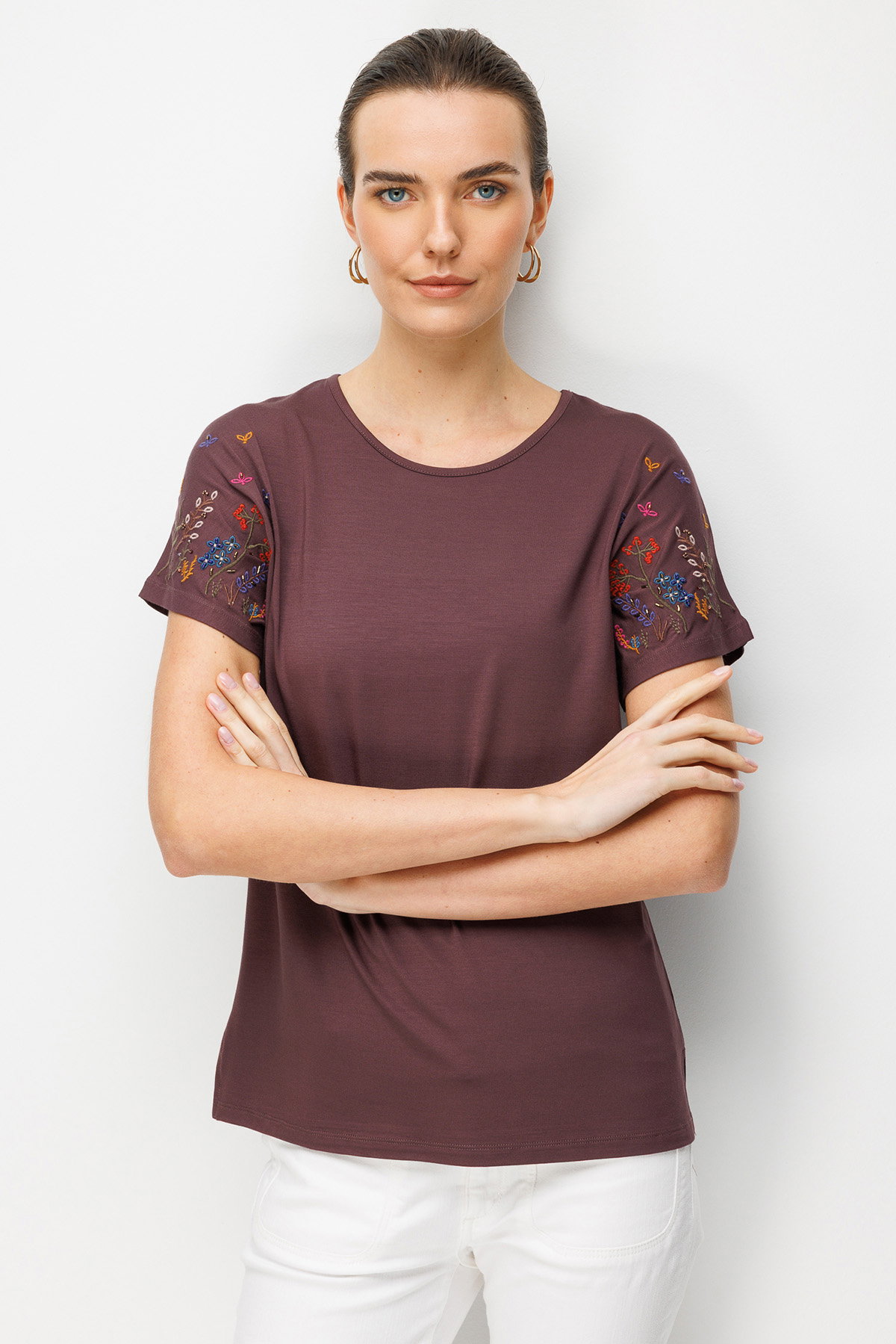 Desen Triko Kadın Sıfır Yaka Nakış İşlemeli Düşük Kollu Penye T-Shirt 26702 Kahverengi - 1