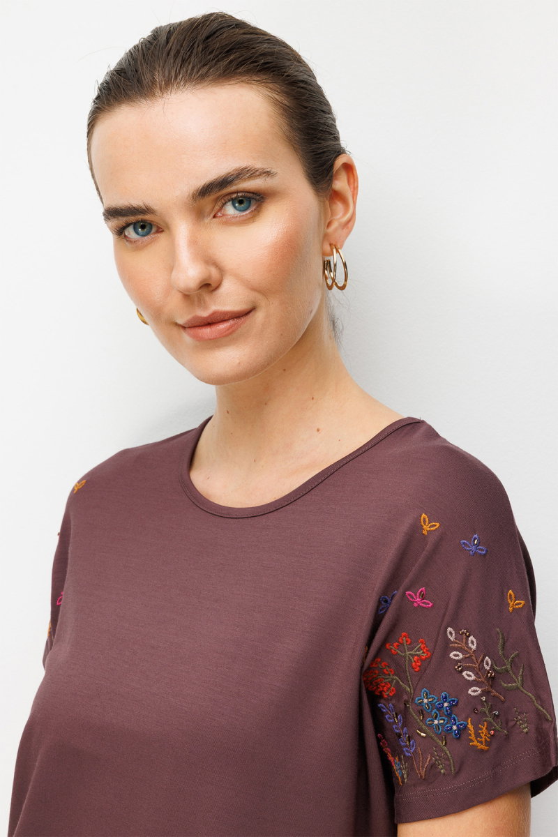 Desen Triko Kadın Sıfır Yaka Nakış İşlemeli Düşük Kollu Penye T-Shirt 26702 Kahverengi - 2