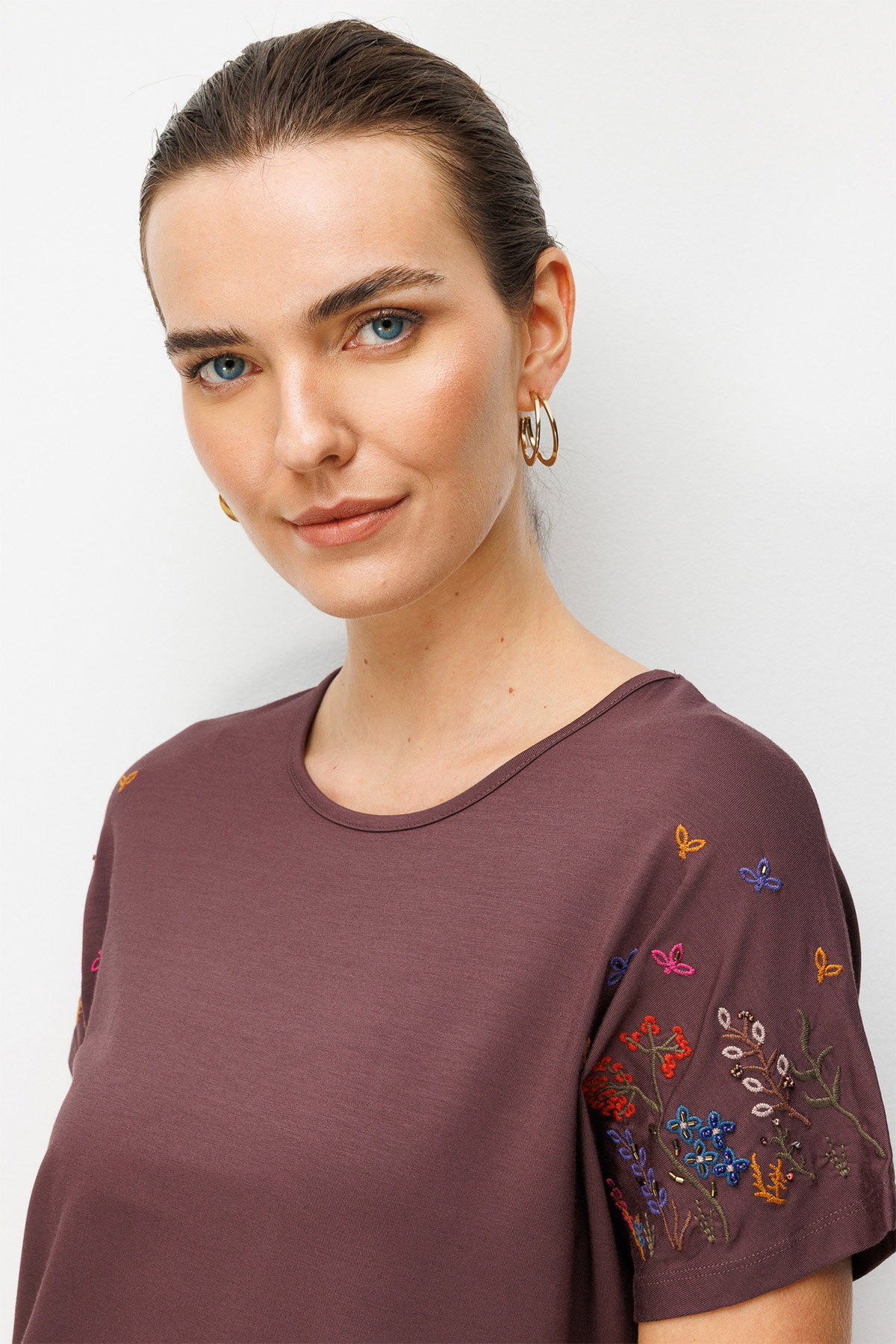 Desen Triko Kadın Sıfır Yaka Nakış İşlemeli Düşük Kollu Penye T-Shirt 26702 Kahverengi - 2