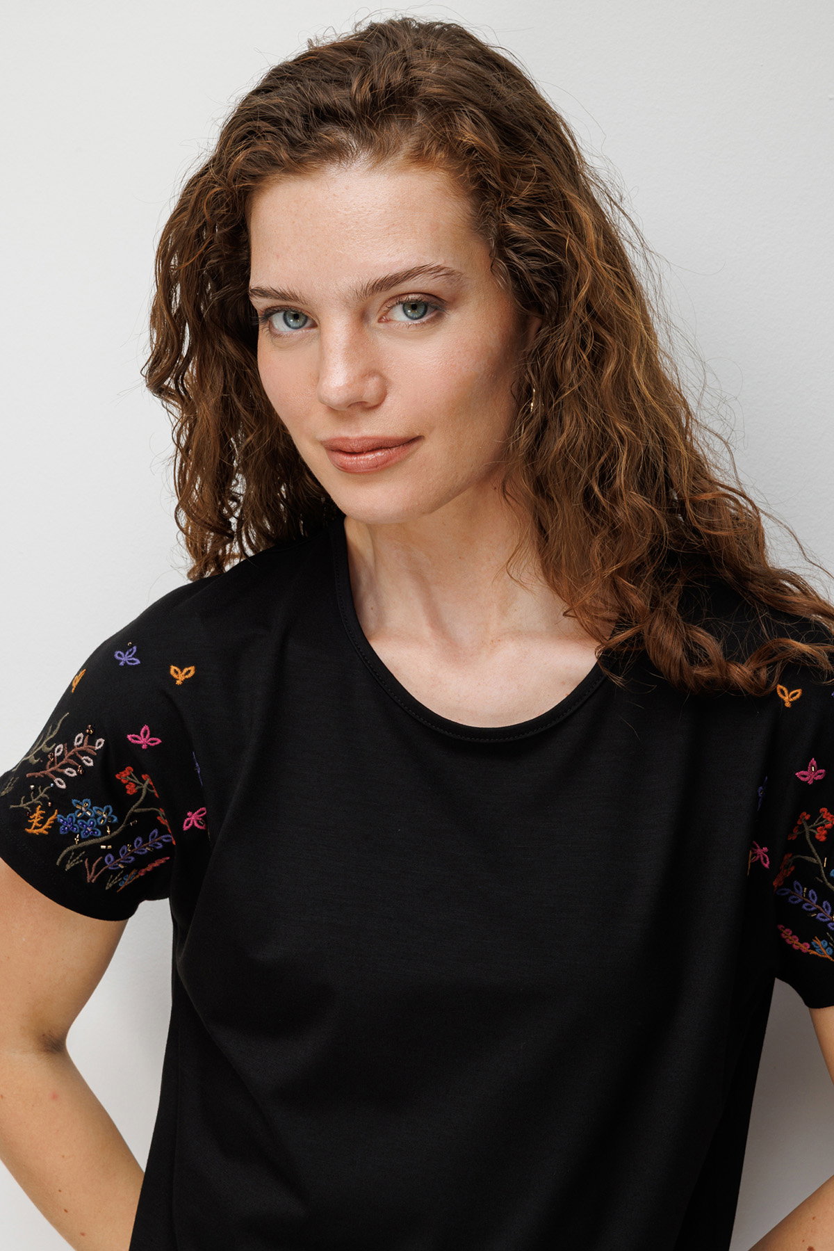 Desen Triko Kadın Sıfır Yaka Nakış İşlemeli Düşük Kollu Penye T-Shirt 26702 Siyah - 1