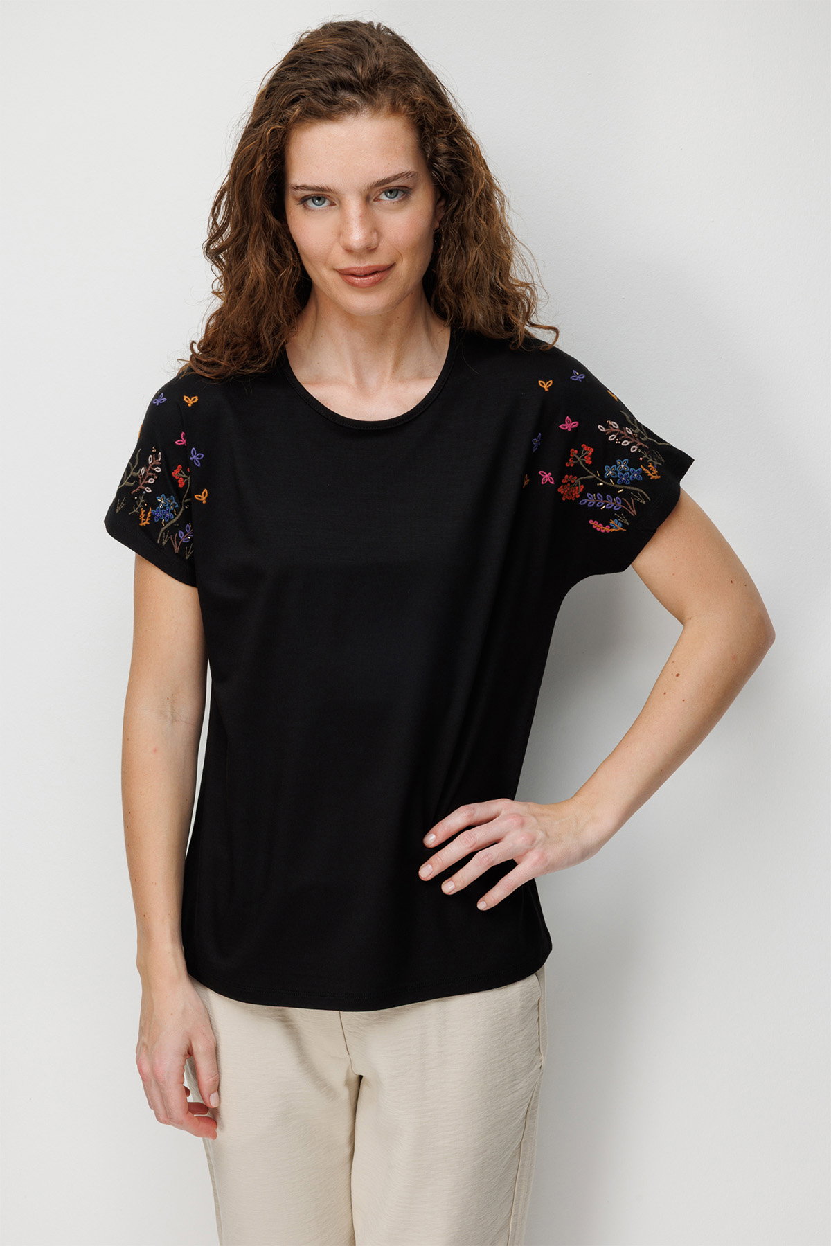 Desen Triko Kadın Sıfır Yaka Nakış İşlemeli Düşük Kollu Penye T-Shirt 26702 Siyah - 2