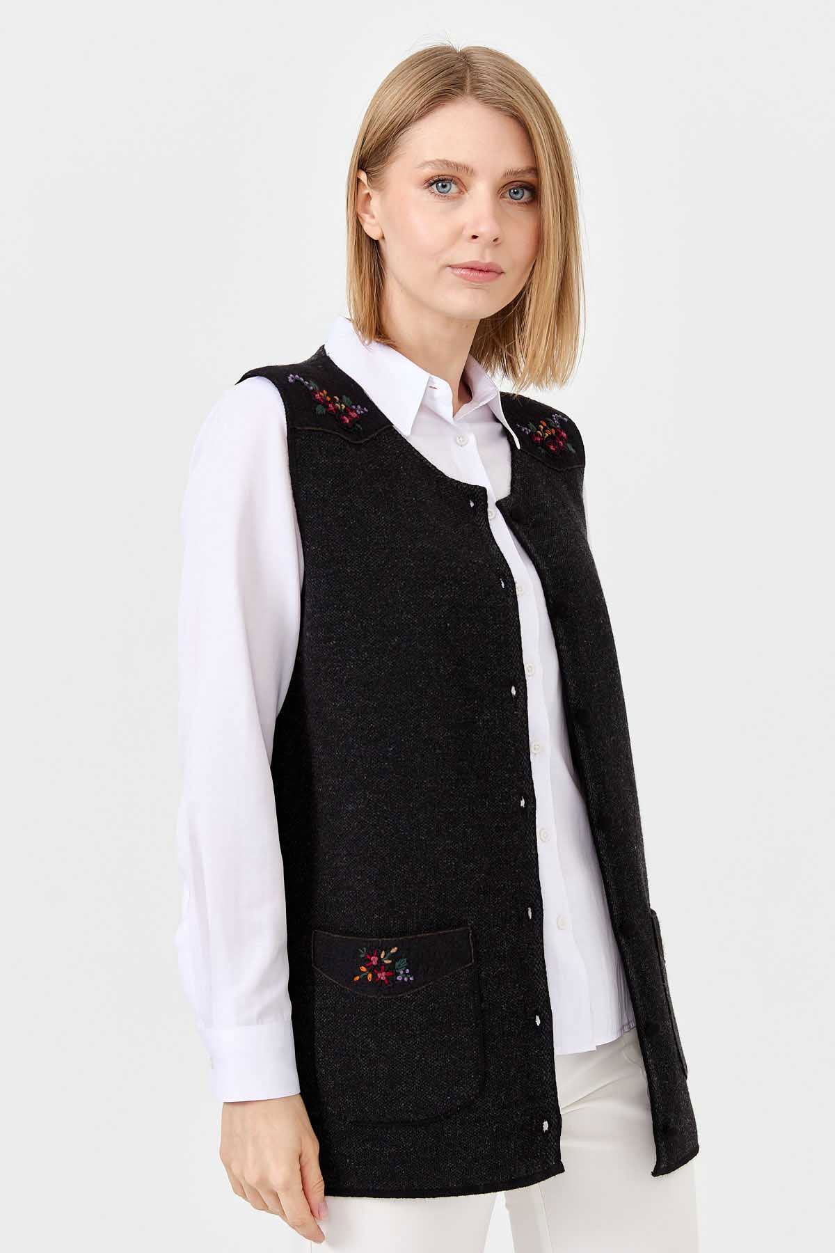 Desen Triko Kadın Sıfır Yaka Omzu ve Cep Kapağı Keçeli İşlemeli Düğmeli Yelek 0242113 Siyah - 3