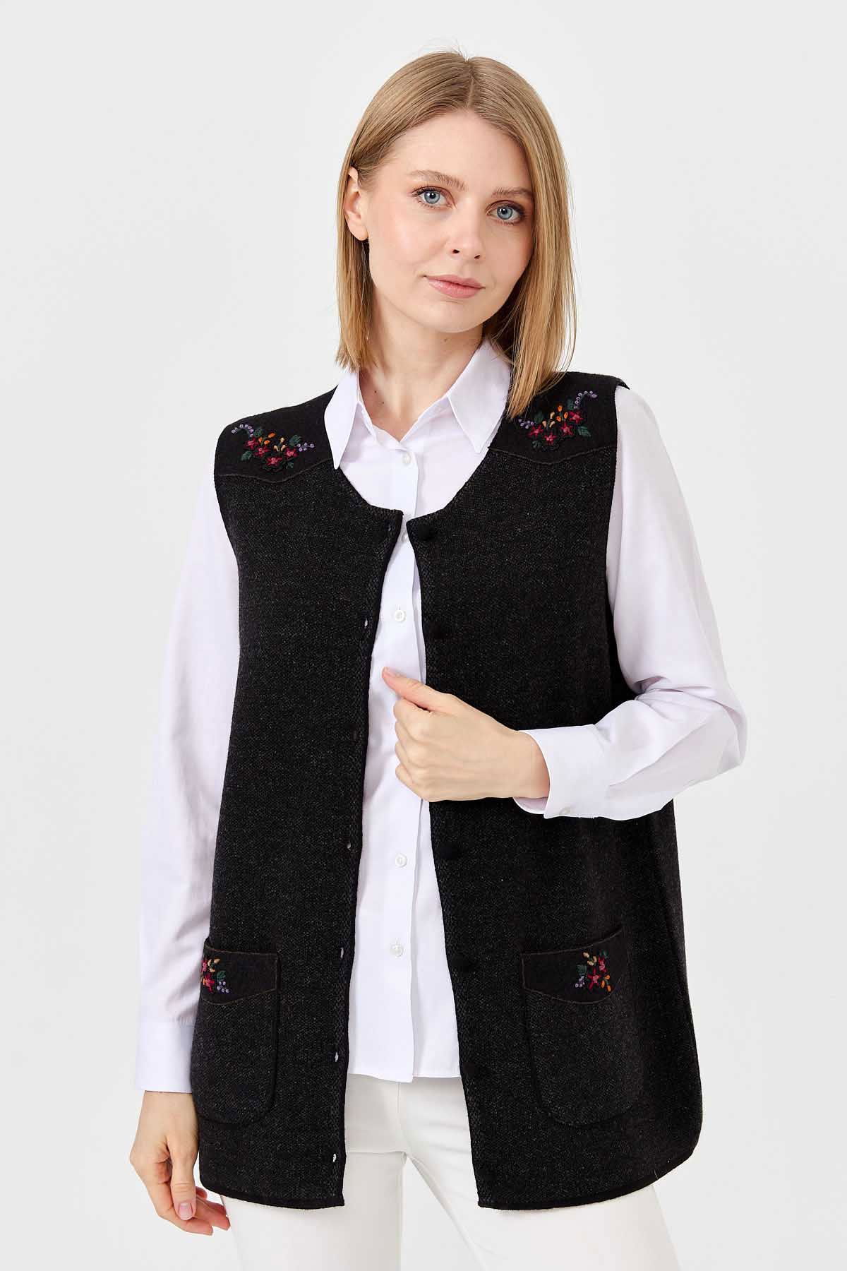 Desen Triko Kadın Sıfır Yaka Omzu ve Cep Kapağı Keçeli İşlemeli Düğmeli Yelek 0242113 Siyah - 7