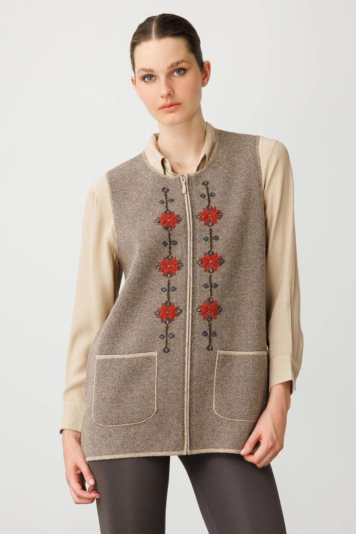 Desen Triko Kadın Sıfır Yaka Önü Nakış İşlemeli Yün Yelek 25001 K. Bej - 1