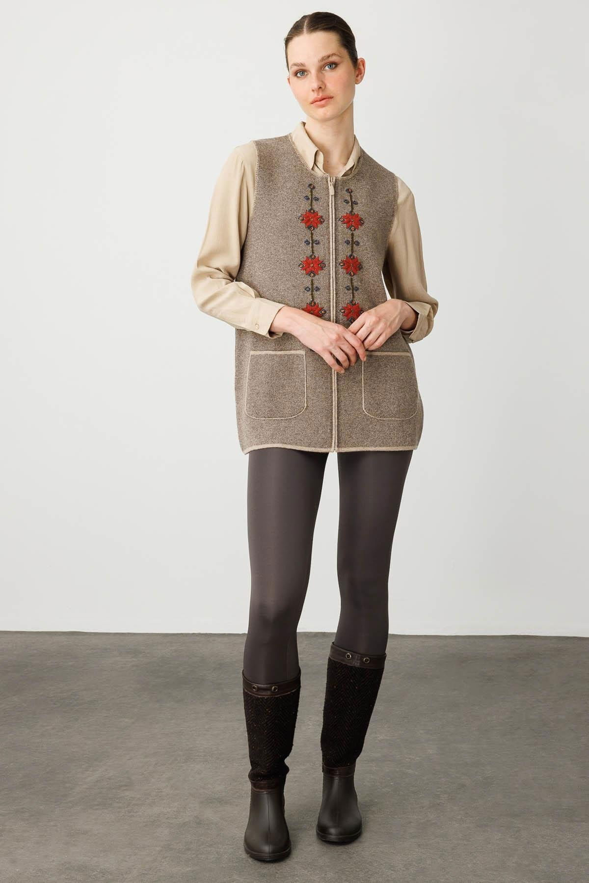 Desen Triko Kadın Sıfır Yaka Önü Nakış İşlemeli Yün Yelek 25001 K. Bej - 2
