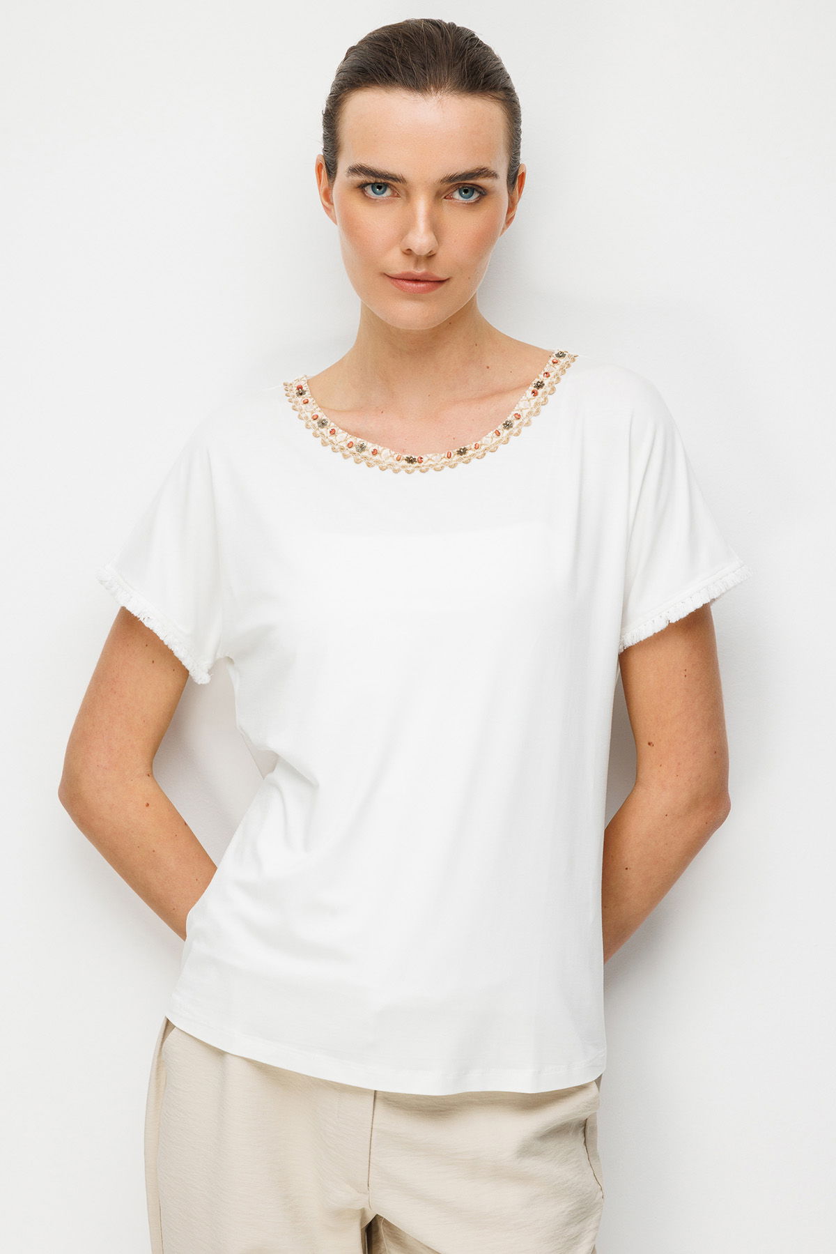 Desen Triko Kadın Sıfır Yaka Yakası Hasır Aksesuarlı Penye T-Shirt 26819 Ekru - 1