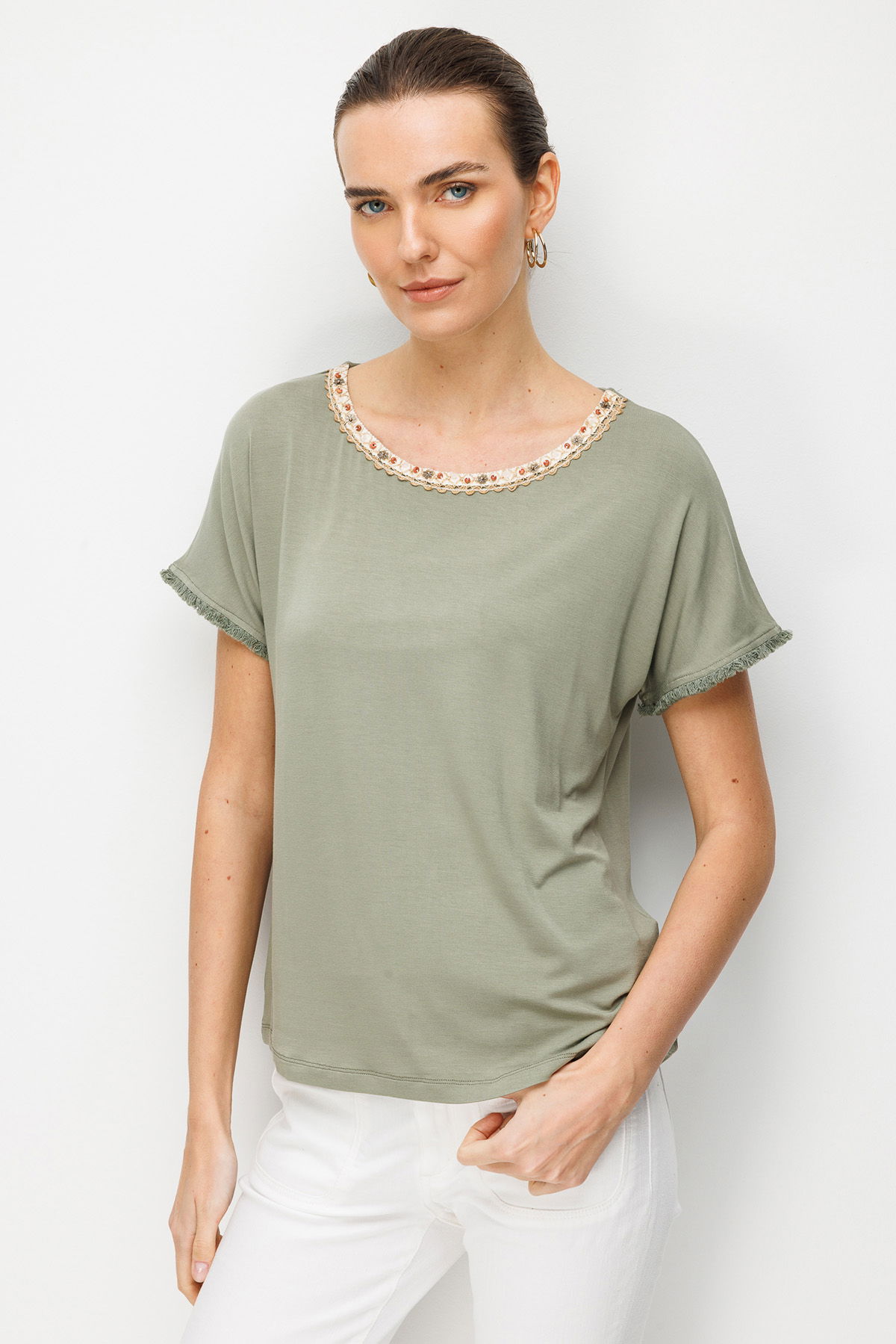 Desen Triko Kadın Sıfır Yaka Yakası Hasır Aksesuarlı Penye T-Shirt 26819 Haki - 1