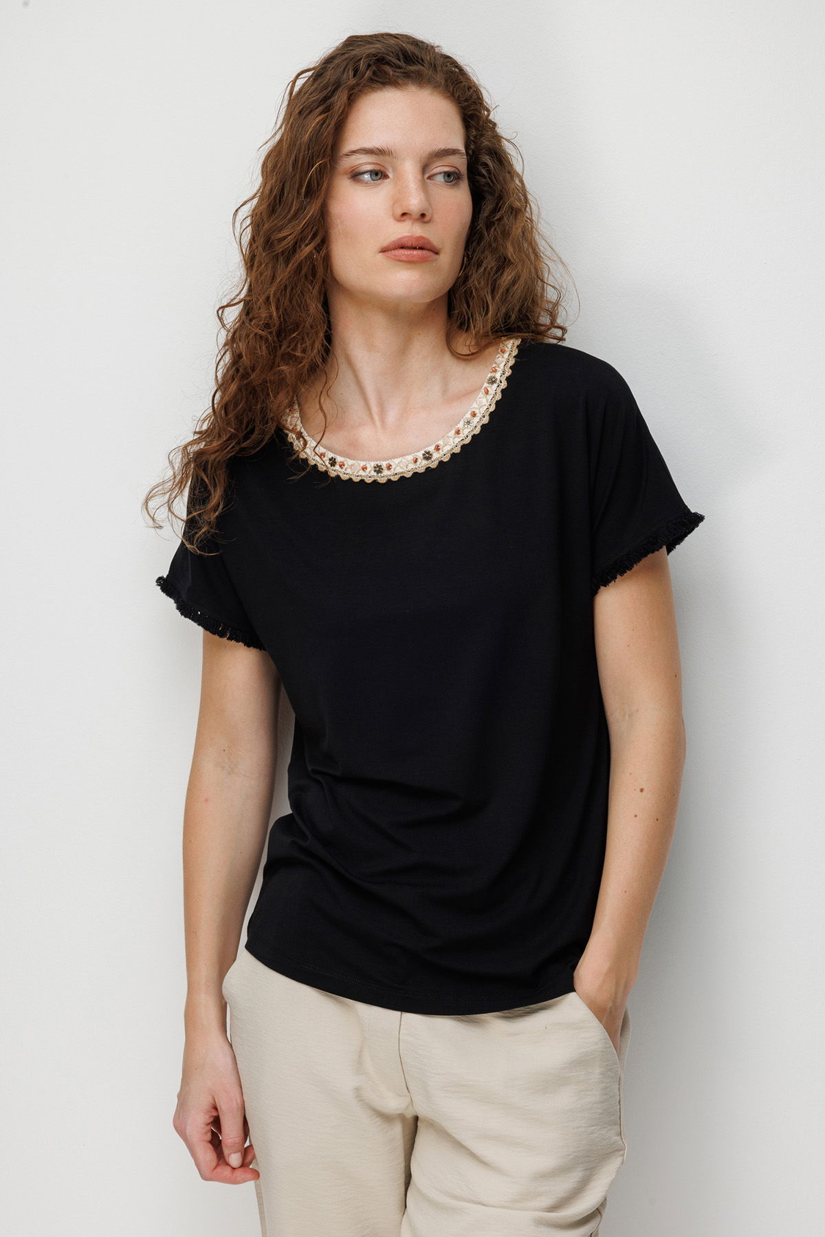 Desen Triko Kadın Sıfır Yaka Yakası Hasır Aksesuarlı Penye T-Shirt 26819 Siyah - 1