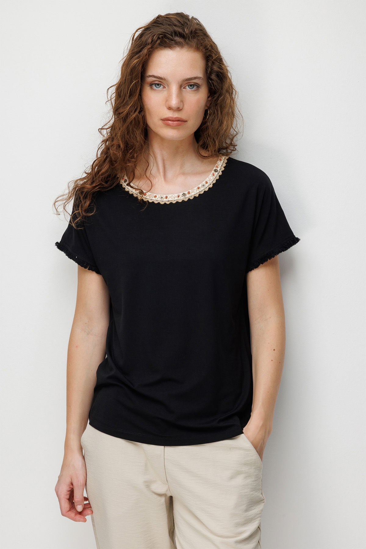 Desen Triko Kadın Sıfır Yaka Yakası Hasır Aksesuarlı Penye T-Shirt 26819 Siyah - 3