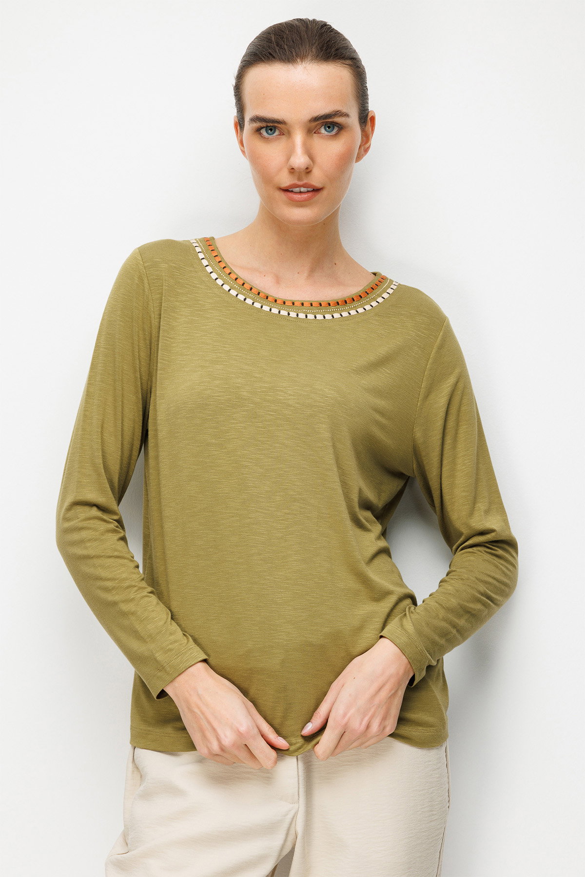 Desen Triko Kadın Sıfır Yaka Yakası İki Renkli İşlemeli Taşlı Penye Bluz 26848 Haki - 1