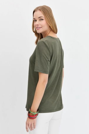 Desen Triko Kadın V Yaka Flamlı Kumaş Basic T-Shirt KMY24085 Haki - 4