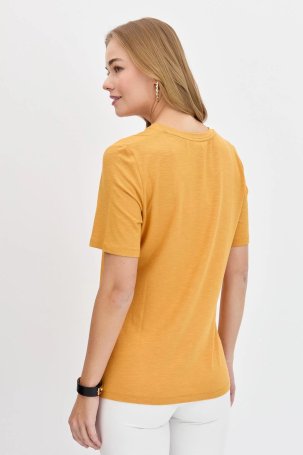 Desen Triko Kadın V Yaka Flamlı Kumaş Basic T-Shirt KMY24085 Hardal - 4