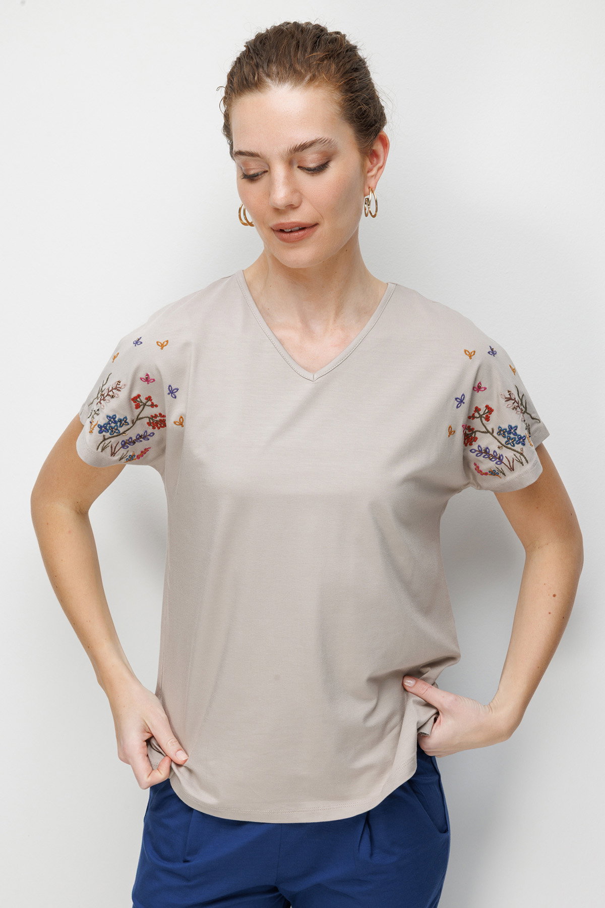 Desen Triko Kadın V Yaka Nakış İşlemeli Düşük Kollu Penye T-Shirt 26703 Bej - 1
