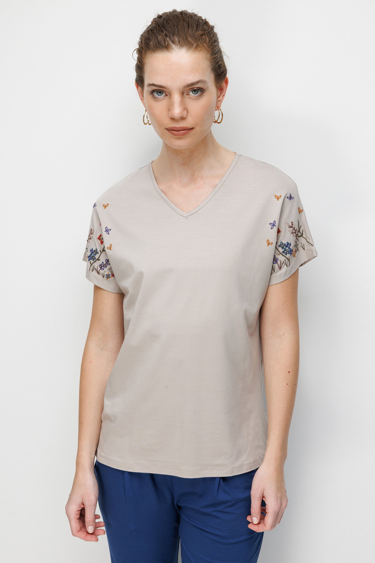 Desen Triko Kadın V Yaka Nakış İşlemeli Düşük Kollu Penye T-Shirt 26703 Bej - 3