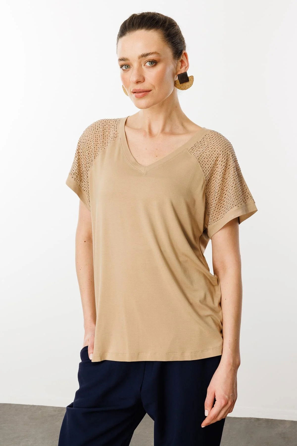 Desen Triko Kadın V Yaka Omuzları Taş Baskılı Penye T-Shirt 25836 Vizon - 1