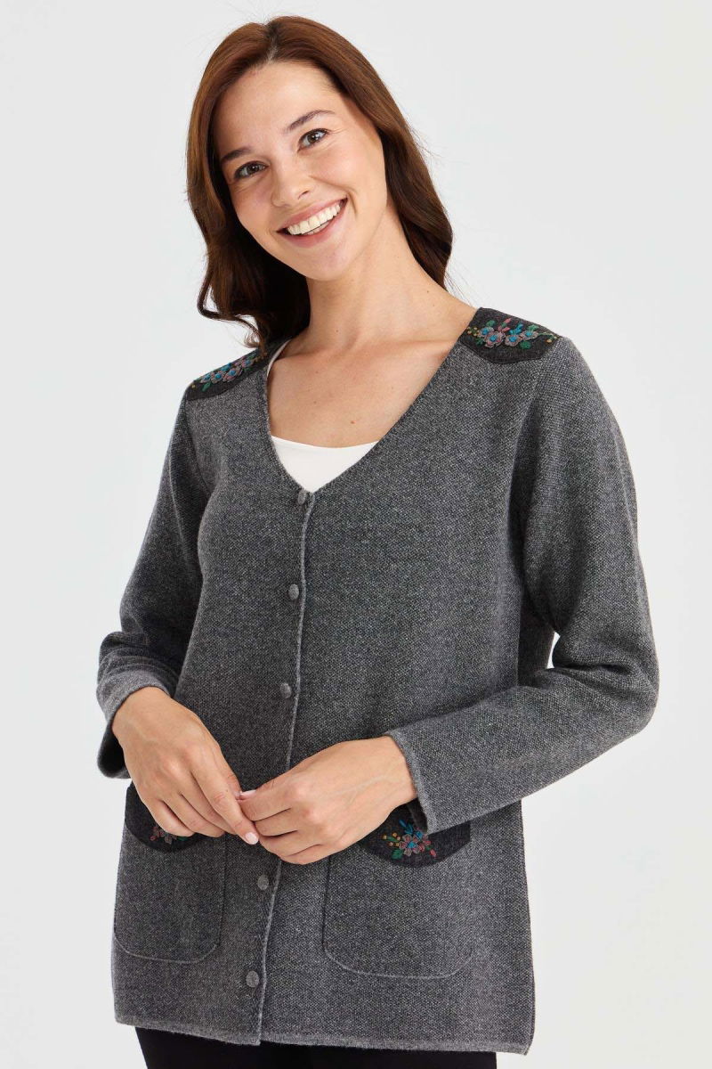 Desen Triko Kadın V Yaka Omzu ve Cebi Keçe İşlemeli Yün Ceket 23009 Füme - Desen Triko